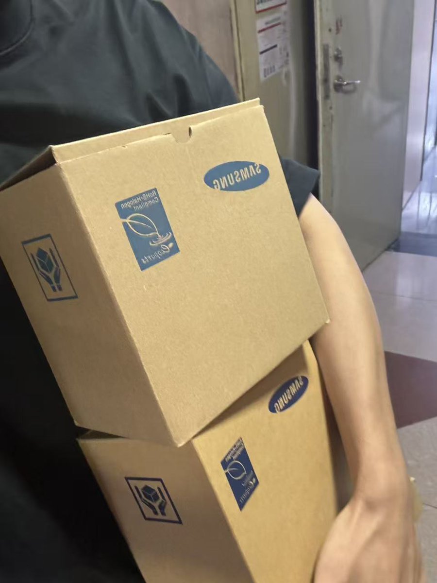TheChipGuyJason's tweet photo. Client says caps are super sketchy out there and asked us to hook them up with a rock-solid, reliable source.

Today we were matching up chips for their BOM—we’ve got like 8 to 9k lines of inventory, so we're stocked on pretty much everything.

Plus, we just sorted out 80k of those 0603 4.7uF (475K) 10V caps that they specifically wanted from Samsung. Sent them over for inspection, everything checked out clean. Ready to ship, let's go!

#SupplyChainLife #Capacitors #BOMMatching #QualityCheck #TechSourcing #BusinessDaily #LetGetIt