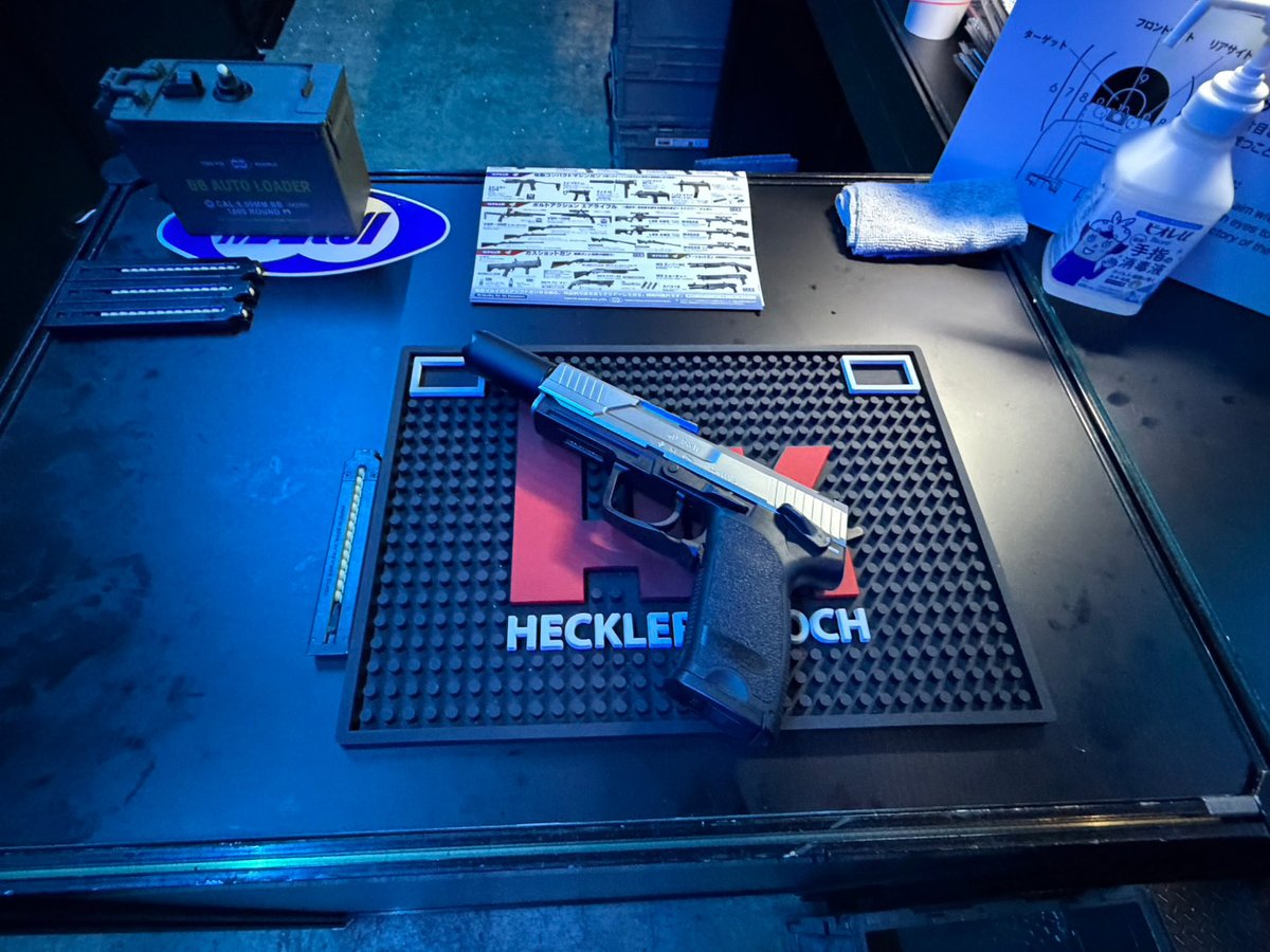 TM_Airsoft's tweet photo. ガンショップKENDOをイメージしたバイオハザード×東京マルイのシューティングレンジでは、TGS専用仕様のUSPで、暗闇にたたずむゾンビターゲットを発光BB弾で狙い撃つ射撃が楽しめます♪

※体験は、18才以上で年令が確認できる身分証をお持ちの方限定となります。
https://t.co/PQUd7IDHSV
 #TGS2026 https://t.co/mH9DFbKKEb
