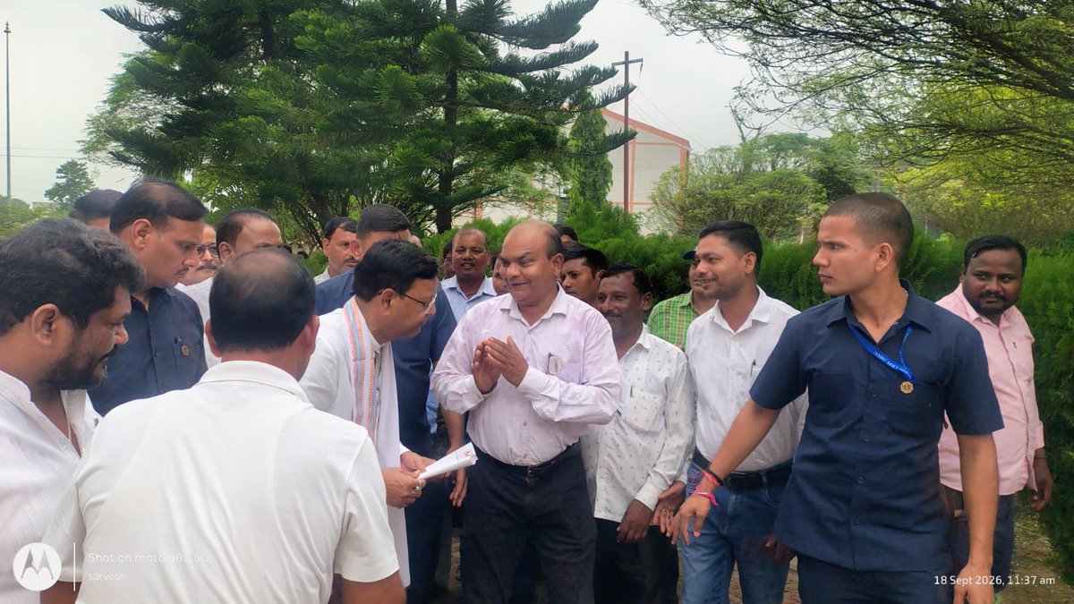 BrahmaN12477008's tweet photo. @myogiadityanath @CMOfficeUP @myogioffice @UpRuralDev @UPGovt आजउत्तर प्रदेश ग्राम रोजगार सेवक संघ  महराजगंज ने अपनी समस्याओं को लेकर माननीय मुख्यमंत्री जी को संबोधित ज्ञापन माननीय केंद्रीय वित्त राज्य मंत्री व प्रदेश अध्यक्ष BJPश्री पंकज चौधरी जी को उनके आवास पर लगभग 12 बजेसौंपा https://t.co/jFkcvneFeb