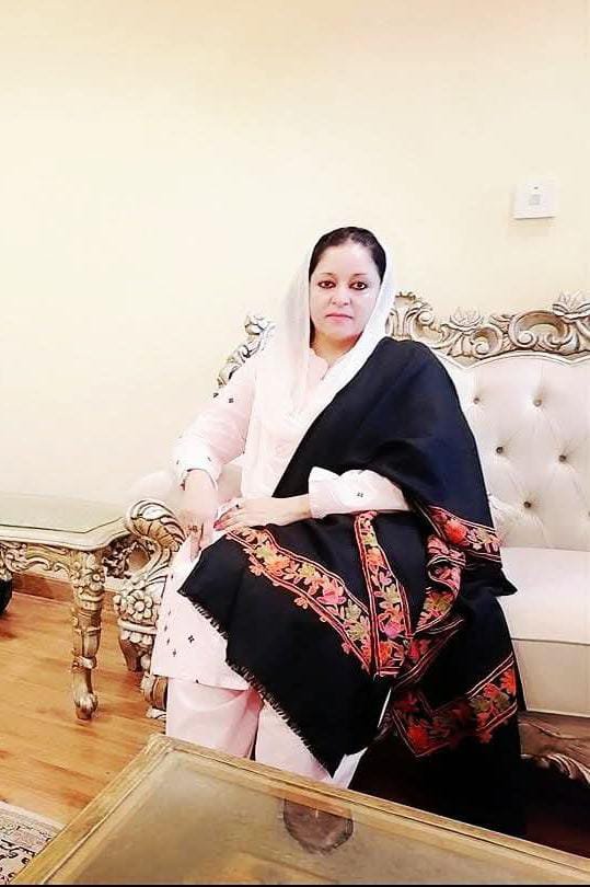 PMLN065's tweet photo. وزیراعظم آزاد جموں و کشمیر افتخار گیلانی سینئر قیادت سے کارکنان کا مطالبہ
سینئر رہنما محترمہ ناصرہ خان کو ان کی طویل سیاسی و تنظیمی خدمات پارٹی سے وفاداری اور گراس روٹ لیول پر مسلسل جدوجہد کے اعتراف میں مشیر وزیراعظم آزاد جموں و کشمیر یا مشیر صدر آزاد کشمیر کی ذمہ داری سونپی جائے https://t.co/jV7Psqvpyx