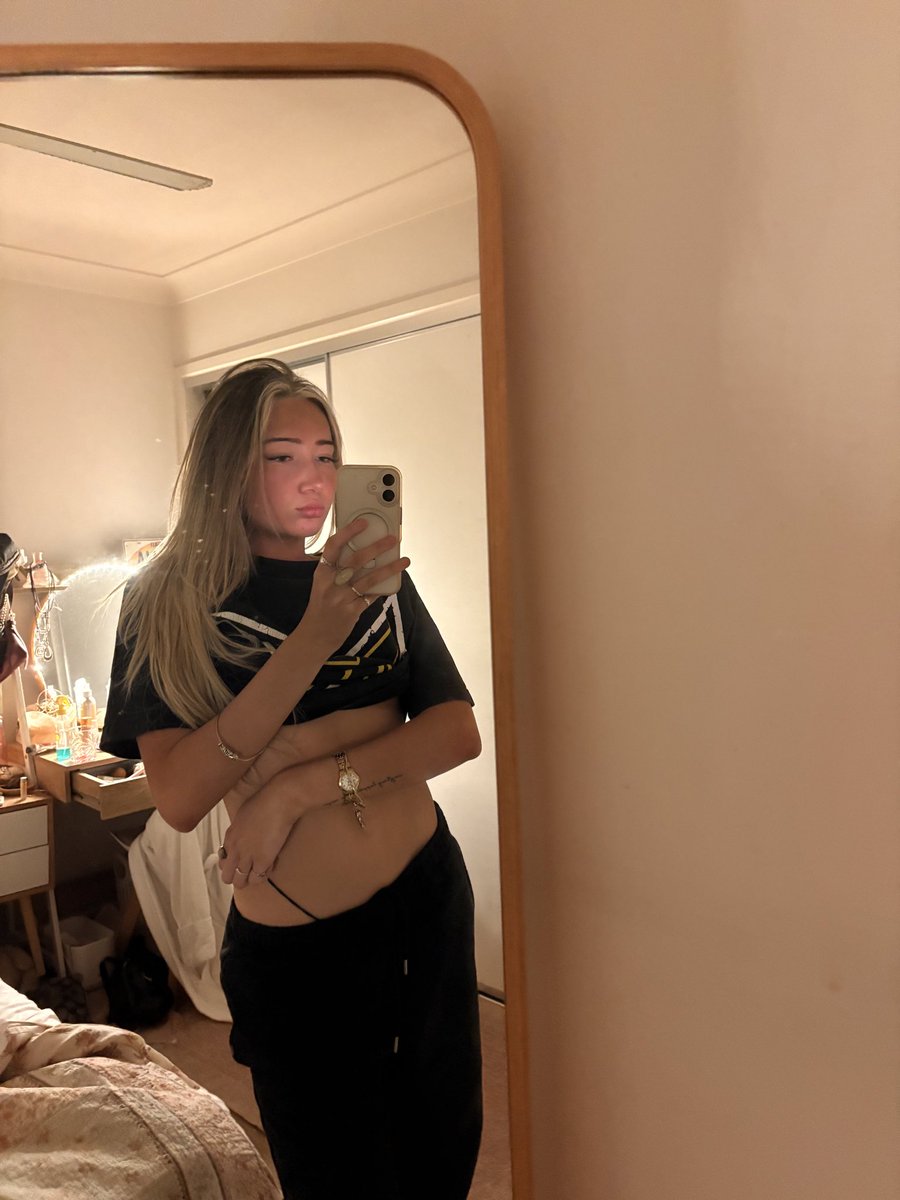 Bellalunaavfkt's tweet photo. Feeling comfortable in my own skin. https://t.co/BebWNinDzo