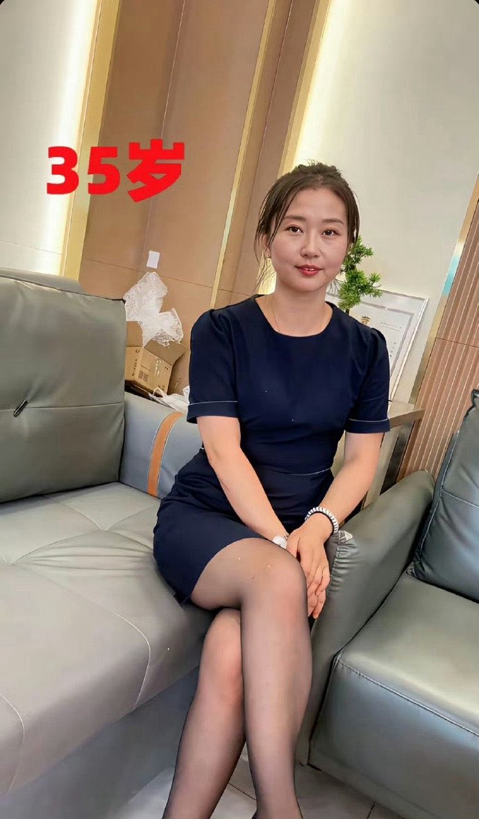 liuyan120's tweet photo. 说实话，35岁和45岁的照片，你们觉得变化大吗？ https://t.co/n7U8Sk4O4g