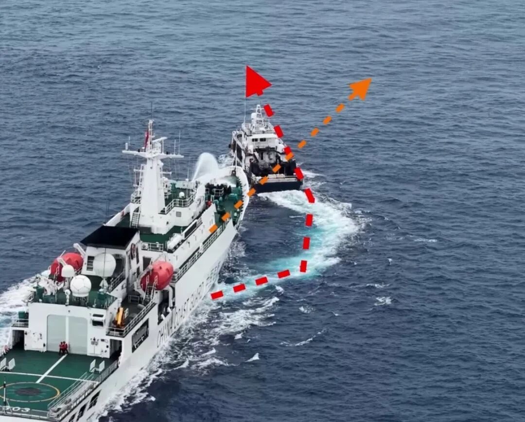 zmx8067's tweet photo. 🇵🇭 The Philippines claims a 🇨🇳 China Coast Guard vessel collided with a Philippine ship, yet dares not explain how it happened. 🤔

The Philippines released an edited video, but ironically, it tells the whole story:

1. The China Coast Guard vessel was simply proceeding forward normally throughout. P1

2. The damage on the Philippine ship is on its rear-left side, and it also veered to the left after the collision. P1, P2

3. How could this kind of damage occur? P3 explains everything.

The evidence is overwhelming: the Philippine ship deliberately turned and intentionally caused the incident.

The South China Sea remains peaceful, but it can't stop certain people from deliberately stirring up trouble.🤔