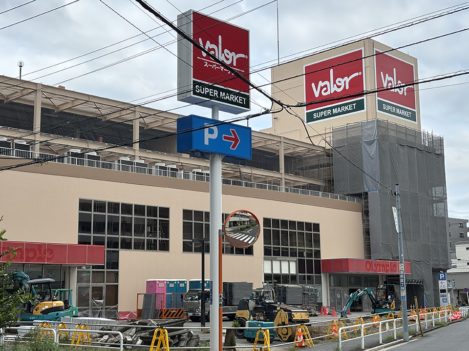 otafull's tweet photo. 2025年12月に閉店したオリンピック本羽田店跡にバローの「東京1号店」となる「スーパーマーケット バロー本羽田店」が今秋オープン。工事中の建物に看板がついていました。 https://t.co/cp5a5ymTYH