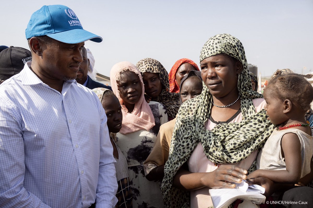 mamadou_dbalde's tweet photo. Sudanese families are still arriving in #Chad, fleeing the conflict in their country. 
I’ve been listening to their harrowing stories at the border in #Adre, before #UNHCR &amp; partners relocate them to safer refugee sites. 
They keep asking for the  violence to stop in Sudan. https://t.co/SXK3AlWhYY