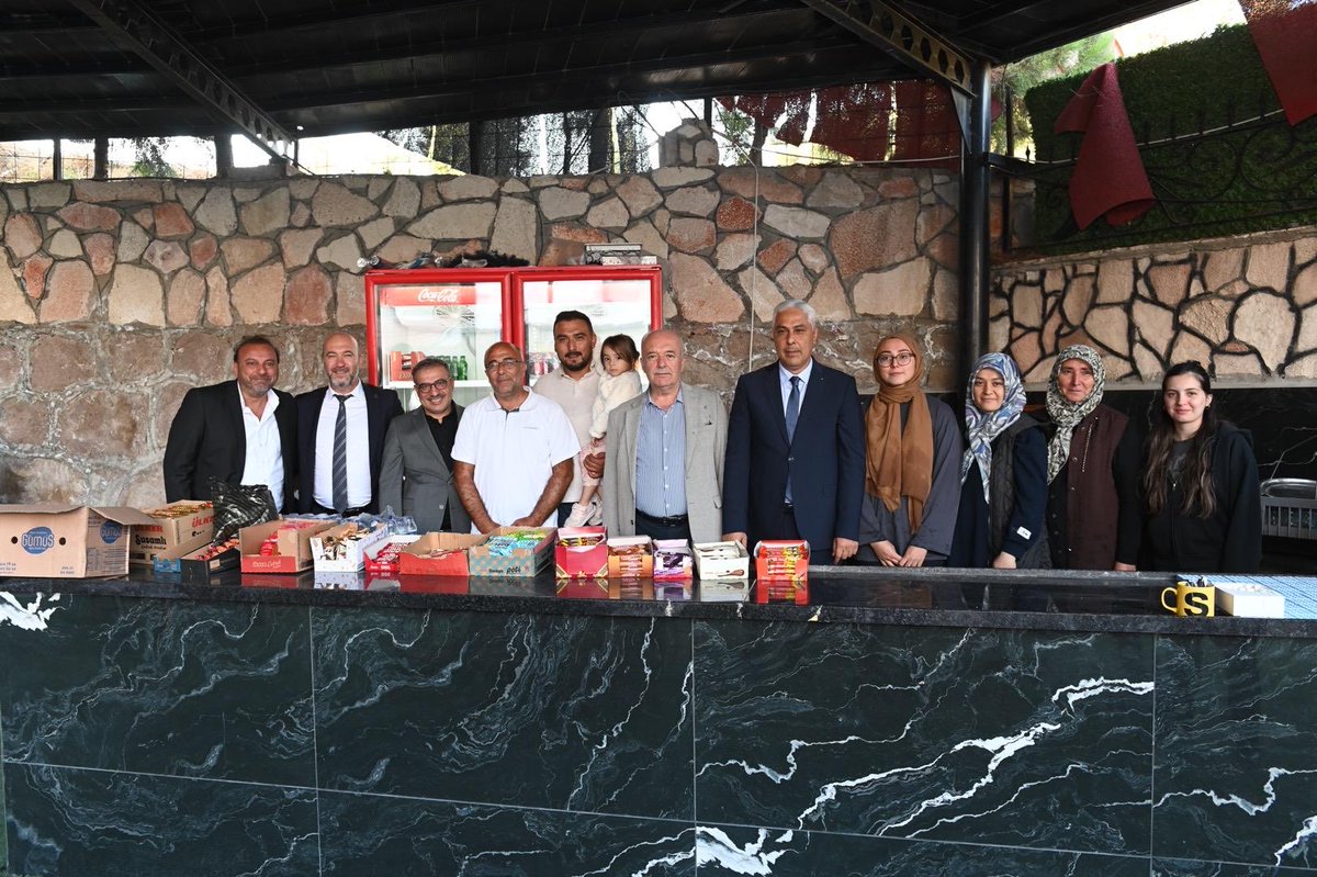 BarisOzerol's tweet photo. 📍Balıkesir 

Dursunbey programımız kapsamında Mert Tekirdağ ve Bengisu Tekdemir’in düğün merasimine katılarak bu güzel günlerinde mutluluklarına ortak olduk.

Genç çiftimize bir ömür boyu sağlık, huzur ve mutluluk diliyor; Tekirdağ ve Tekdemir ailelerini tebrik ediyorum.

Rabbim yuvalarını sevgi, muhabbet ve bereketle daim eylesin.

#TürkiyeYüzyılıBuluşmaları