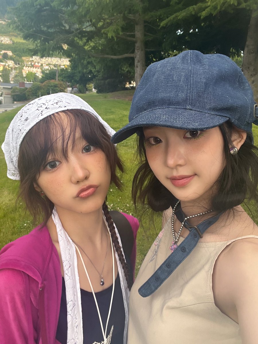 yi5gmn's tweet photo. イソルちゃん誕生日おめでとう🎂
KiiiKiiiの長女としてメンバーをいつも優しく見守り、心の支えになっている姿を見るたび、メンバー4人にちゃんとあたたかい世界が存在するんだなと思い、嬉しくなります☺️空気感・温度感がメンバーと良く合うあなたがグループの長女で本当に良かったです、大好き🫶🏻 https://t.co/7UxMEJWVPG