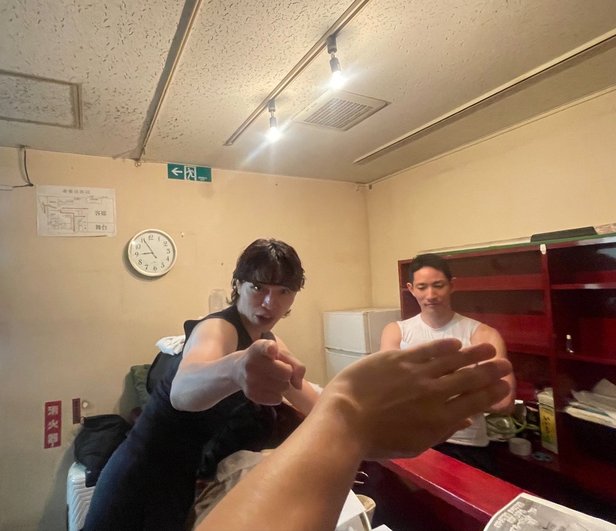 info871159's tweet photo. 本日の「びーちぶコント部」
ありがとうございました！
写真はオオクワガタジョニーのお二人です

🫵😠　💪😐
　　😖🫱

23:00〜のYouTubeラジオも宜しくお願いします！

https://t.co/mbKzLCu1sL… https://t.co/7HySaiBL4K