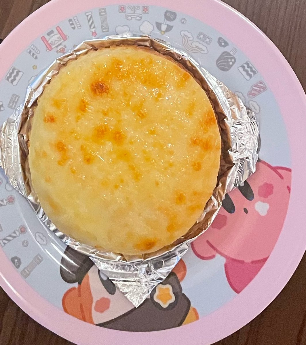 mikata_6530's tweet photo. この間食べたチーズケーキうまかった　情報としては焼いて食べることしかわからん、貰い物なので https://t.co/5B6BFC9P2f