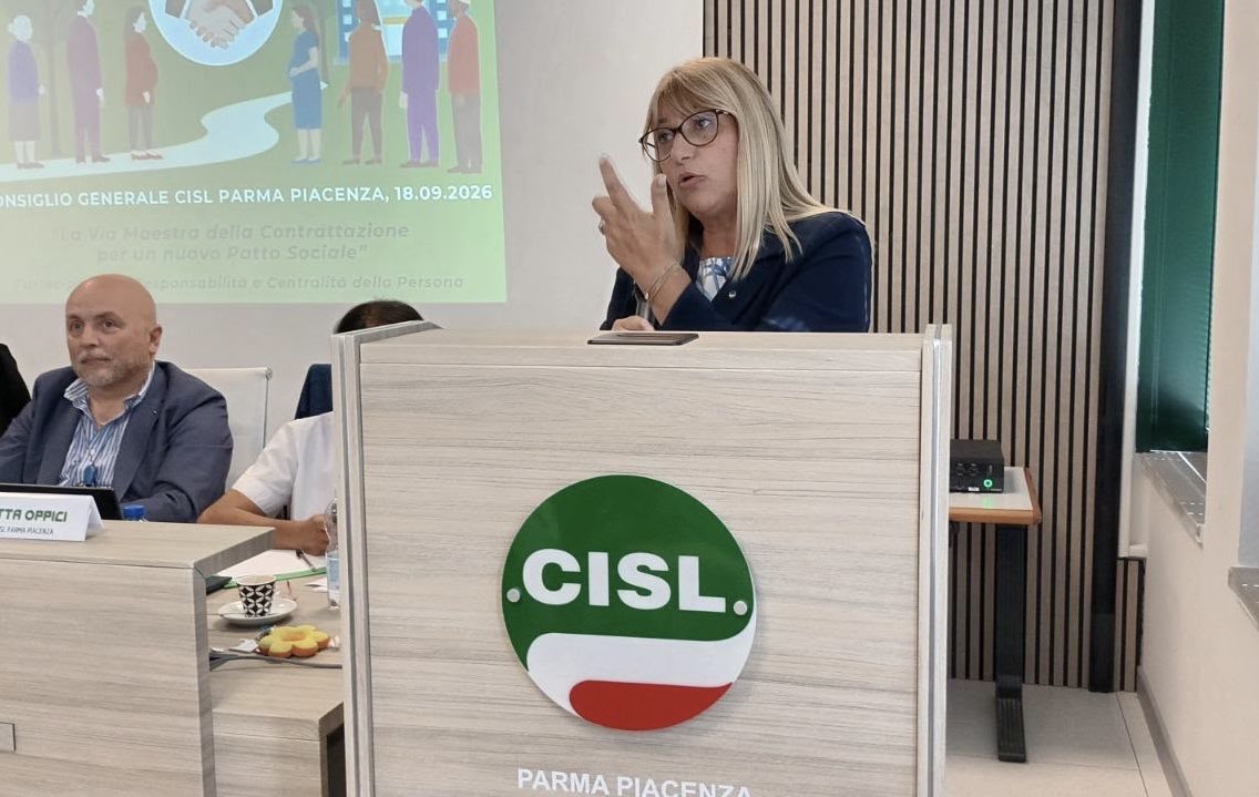 CislNazionale's tweet photo. #DanielaFumarola al CG della Cisl di Parma Piacenza: «Finita la stagione delle risorse straordinarie del PNRR, l’Italia deve decidere adesso cosa vuole fare dopo. Dobbiamo scegliere quali investimenti continuare a finanziare, quali infrastrutture completare, come sostenere la produttività e rafforzare la base industriale, come affrontare il declino demografico e la carenza di competenze, come rendere sostenibile un sistema di welfare sottoposto a pressioni sempre maggiori.
Sono scelte troppo importanti per essere affidate alla successione delle emergenze o alla durata di una singola maggioranza politica. Per questo proponiamo un Patto della responsabilità: Governo, imprese e sindacati individuino le priorità strategiche e si assumano, ciascuno per la propria parte, l’impegno di realizzarle.»

@cislprpc
