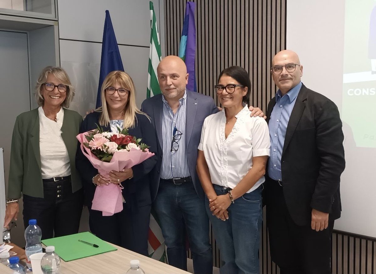 CislNazionale's tweet photo. #DanielaFumarola al CG della Cisl di Parma Piacenza: «Finita la stagione delle risorse straordinarie del PNRR, l’Italia deve decidere adesso cosa vuole fare dopo. Dobbiamo scegliere quali investimenti continuare a finanziare, quali infrastrutture completare, come sostenere la produttività e rafforzare la base industriale, come affrontare il declino demografico e la carenza di competenze, come rendere sostenibile un sistema di welfare sottoposto a pressioni sempre maggiori.
Sono scelte troppo importanti per essere affidate alla successione delle emergenze o alla durata di una singola maggioranza politica. Per questo proponiamo un Patto della responsabilità: Governo, imprese e sindacati individuino le priorità strategiche e si assumano, ciascuno per la propria parte, l’impegno di realizzarle.»

@cislprpc
