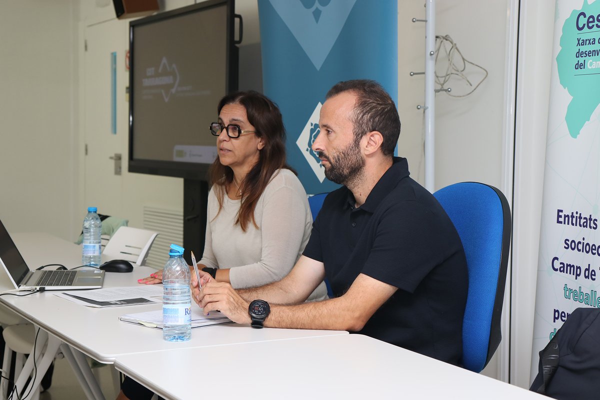 Mas_Carandell's tweet photo. ➡️A la 2a part, Marta Farrero, Cap de Servei de Projectes Transversals de la #DIPTA, ha exposat el projecte CIT, també orientat al sector primari i als territoris rurals 🌱, finançat pel Ministerio para la Transición Ecológica y el Reto Demográfico i per la @Dipta_cat
(3/3) https://t.co/qRIbojTJOk