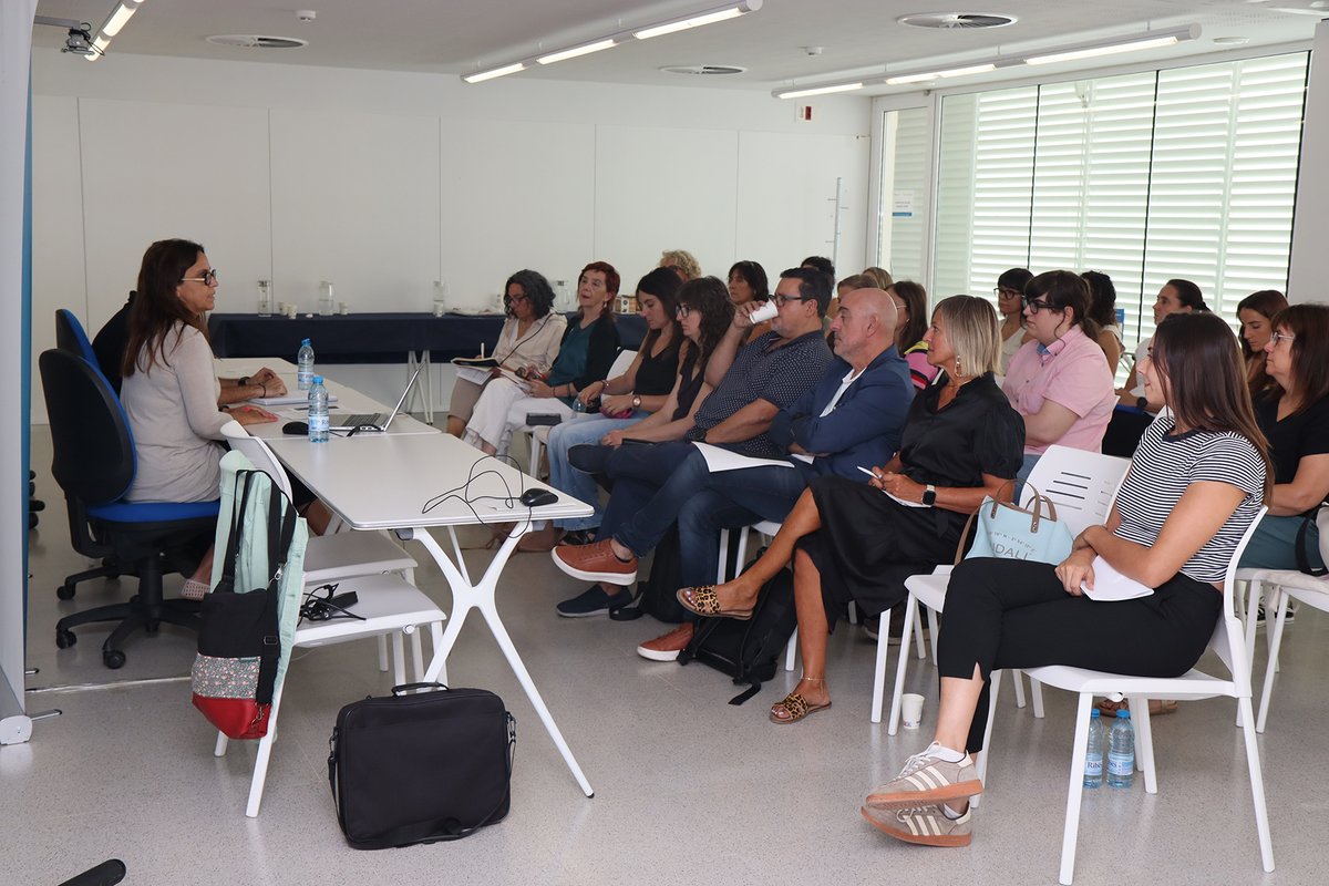 Mas_Carandell's tweet photo. ➡️A la 2a part, Marta Farrero, Cap de Servei de Projectes Transversals de la #DIPTA, ha exposat el projecte CIT, també orientat al sector primari i als territoris rurals 🌱, finançat pel Ministerio para la Transición Ecológica y el Reto Demográfico i per la @Dipta_cat
(3/3) https://t.co/qRIbojTJOk
