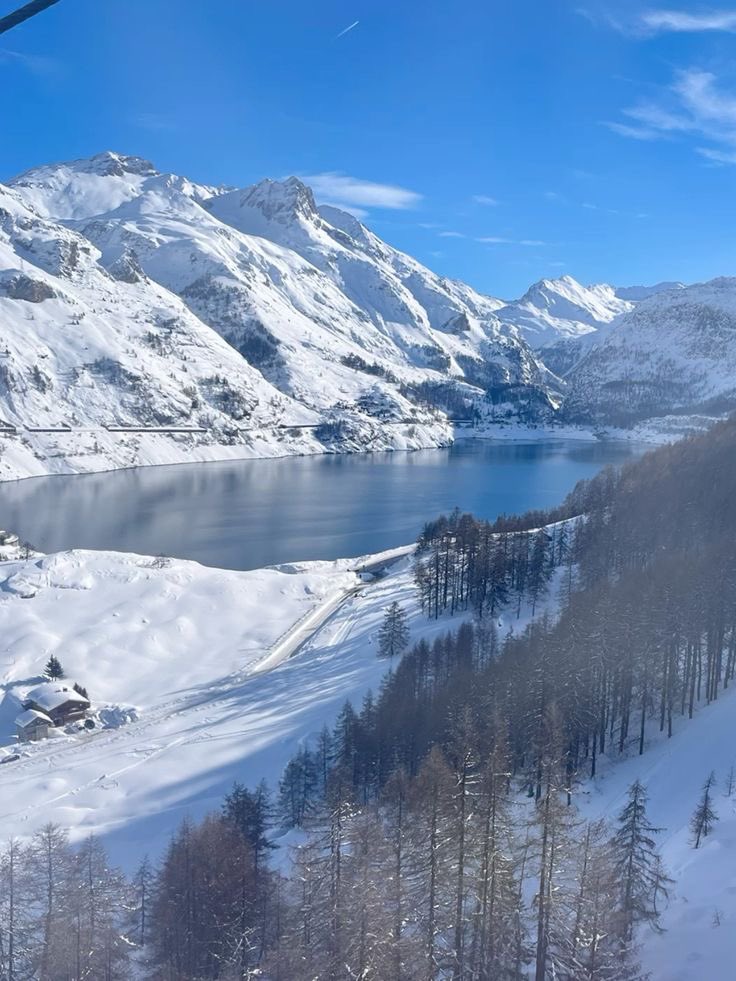 reminiscinbby's tweet photo. winter in the swiss alps https://t.co/ACAPgxQtjH