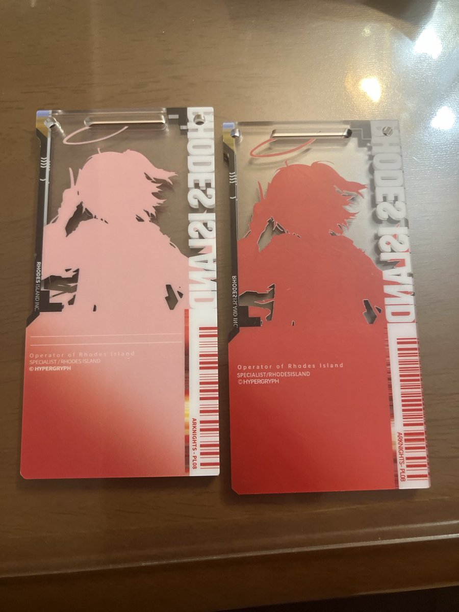 X2Agito's tweet photo. 次からはタオパオは個人店は使わないようにしよう･･･
折角なのでコピー品の参考にして下さい(；；)
左がアニメイト品で右がコピー品です。
表面は特殊マークが薄い
裏面は色が濃い、RHODESのロゴが反転してます。
 #通行認証 https://t.co/quZSgqSBhb