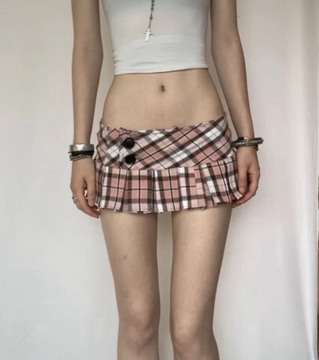 shibuyadollie's tweet photo. Imagine looking like this in low waisted mini skirts #edtwt #thinspo #legspo #tinyspo #wlmotivation https://t.co/rwG6q6BgSP