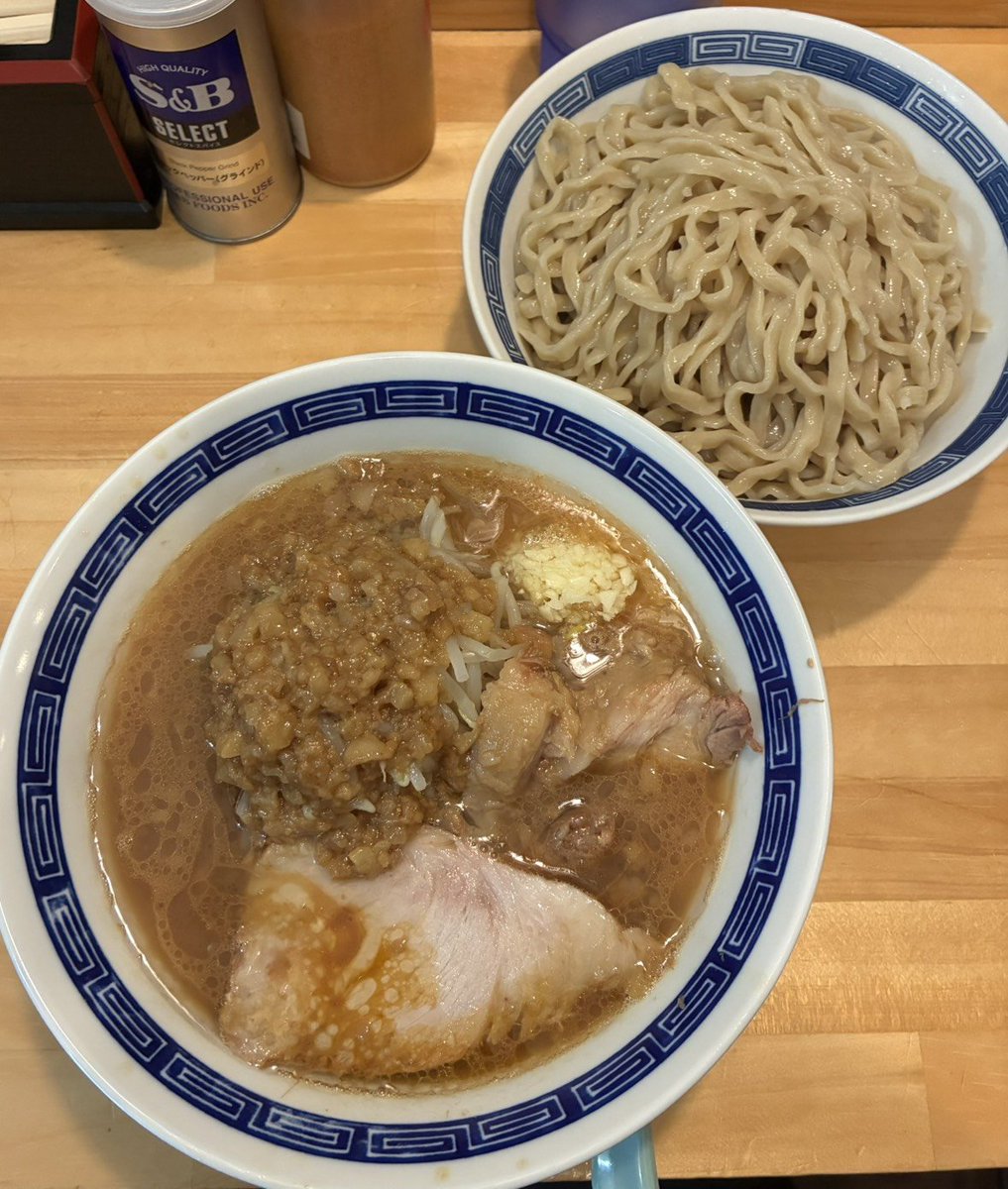isshinchan123's tweet photo. 🍜ラーメンガレオン＠曳舟

限定つけ麺

乳化したつけ汁に、クタ野菜、味付け脂、柔らかい豚、しっかり締まった麺✨

ここのつけ麺、本当に美味い😍💕
濃厚なつけ汁に具材と麺としっかりハマっていてバランスがめちゃ良い感じ✨

二郎系にバランスもへったくれもない気もするがとにかく全部良い感じ😘 https://t.co/FhUz3qmfT5