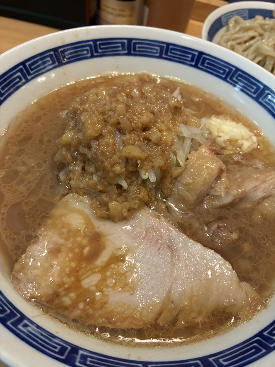isshinchan123's tweet photo. 🍜ラーメンガレオン＠曳舟

限定つけ麺

乳化したつけ汁に、クタ野菜、味付け脂、柔らかい豚、しっかり締まった麺✨

ここのつけ麺、本当に美味い😍💕
濃厚なつけ汁に具材と麺としっかりハマっていてバランスがめちゃ良い感じ✨

二郎系にバランスもへったくれもない気もするがとにかく全部良い感じ😘 https://t.co/FhUz3qmfT5