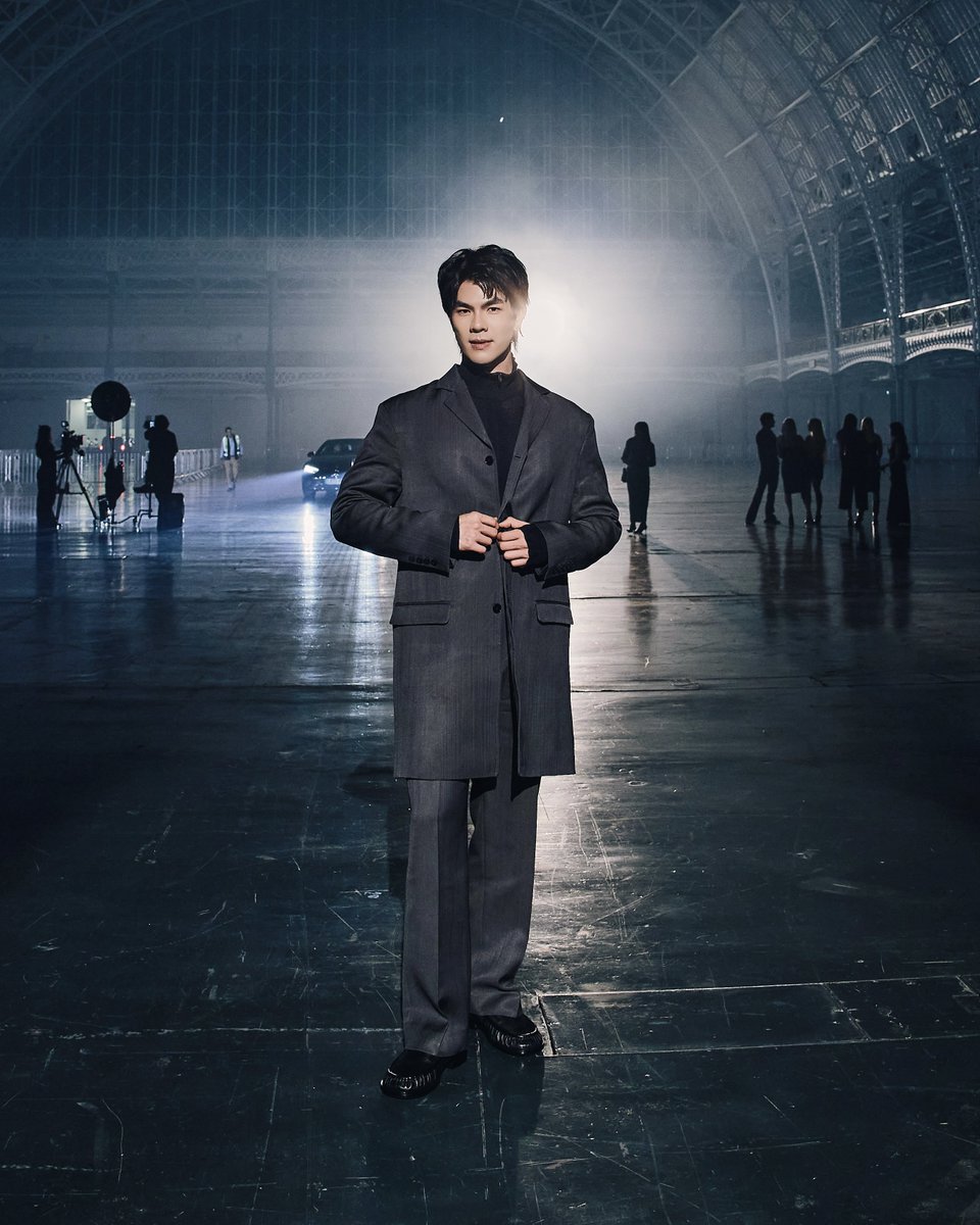 fabmagazineth's tweet photo. @hm เปิดตัวคอลเลกชัน aw 2026 ที่ london fashion week ผ่าน immersive Eฃexperience ภายใต้การกำกับเชิงสร้างสรรค์โดย @nick_knight และ @showstudio ผสานแฟชั่น ศิลปะ เทคโนโลยี และดนตรีเข้าด้วยกันอย่างไร้รอยต่อ

เผยโฉมสามดรอปจากคอลเลกชัน h&m autumn 26 ครอบคลุมทั้งเสื้อผ้าสตรีและบุรุษ ถ่ายทอดความโรแมนติกและกลิ่นอายความหรูหราจากประวัติศาสตร์ ผ่านซิลูเอตและแพตเทิร์นที่ผ่านการตัดเย็บอย่างประณีต พร้อมนำเสนอไอเทมจาก h&m studio และ h&m atelier ที่โดดเด่นด้วยงานเทเลอริ่งและการออกแบบ โดยมีเหล่าคนดังและแขกคนสำคัญจากทั่วโลกอย่าง #มายภาคภูมิ @milephakphum ร่วมเป็นหนึ่งในแขกคนสำคัญของงาน #hmthailand #hmthailandxmile #milephakphum #mileflywithhm #pimplus_pr #fabmagazineth #fabmagazinethailand #fabmagth #fabmagazine