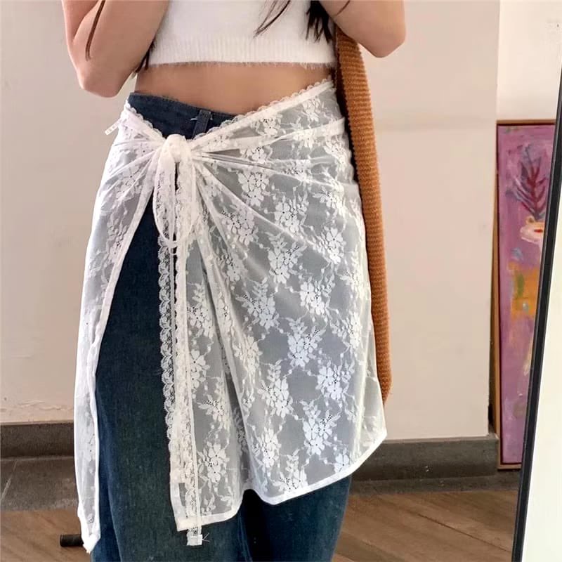squieshye's tweet photo. GUYS lace layering tuh ternyata SE-CUTE INI 😭 tinggal tambahin cardigan + rok/celana basic and suddenly the whole outfit eats??? https://t.co/jENWV723Fq