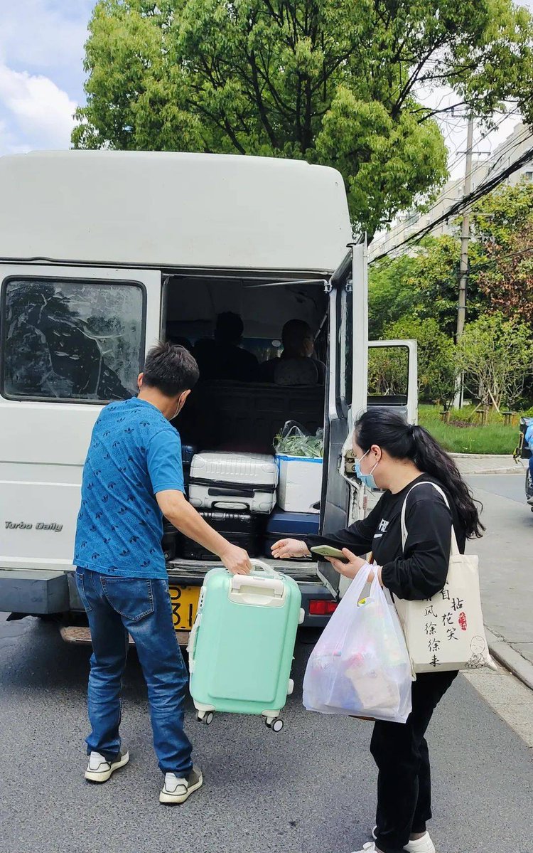 BernardoSt2lzk's tweet photo. Un seor me ayudó a cargar mis bolsas hasta el bus hoy, ni siquiera lo conocía. La bondad sin esperar nada a cambio es lo más bonito del mundo. https://t.co/OWrxz0DtQb