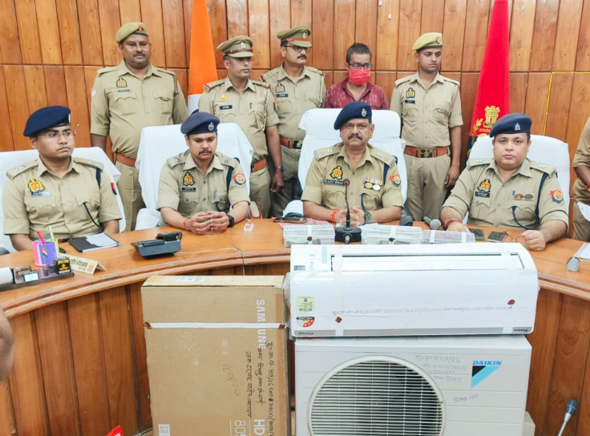 GlobalNewslndia's tweet photo. बहराइच पुलिस की बड़ी कार्रवाई: ब्लैकमेलिंग कर वसूली करने वाला आरोपी हिमांशु तायल गिरफ्तार।

💰 ₹2.5 लाख नकद, बाइक, AC व LED TV बरामद। पीड़ित से ₹5.2 लाख वसूलने, ₹10 लाख और मांगने का आरोप।

#Bahraich #UPPolice #CrimeNews https://t.co/p3yRxLYLG0