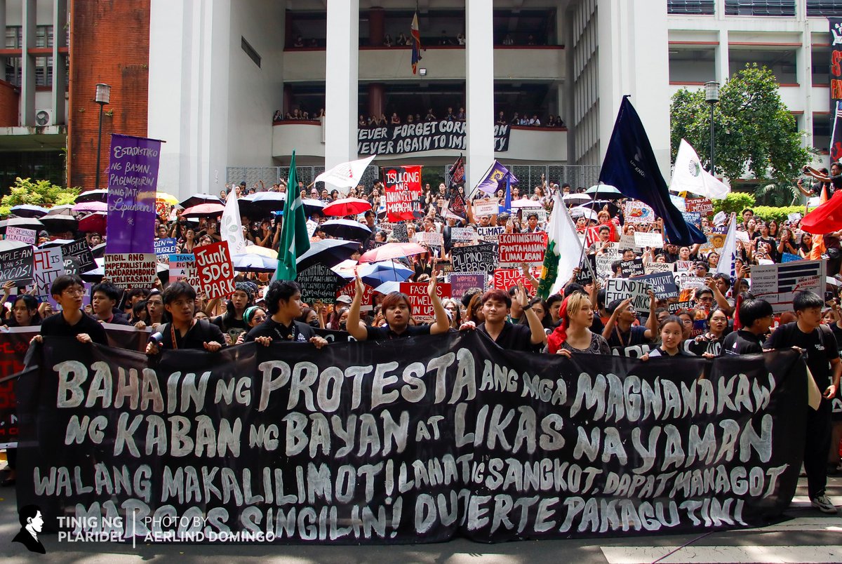 tinigngplaridel's tweet photo. MGA LARAWAN: Sa kabila ng pagbuhos ng ulan, nagtipon ang mga mag-aaral ng Unibersidad ng Pilipinas Diliman ngayong Biyernes, Setyembre 18, bilang bahagi ng Black Friday Protest laban sa katiwalian ng pamahalaan.
#BlackFridayProtest
#WalkoutUPD https://t.co/VNBYLNPFUL