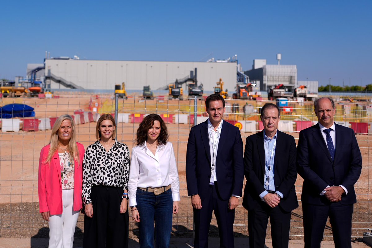 IdiazAyuso's tweet photo. Nabiax vuelve a elegir la Comunidad de Madrid para crecer. 

Ya son cuatro centros de datos en Madrid. El nuevo, con una inversión de 800 M€ y 1.000 empleos durante las obras.

Es gigante digital internacional madrileño. https://t.co/xmOo7PHz4C