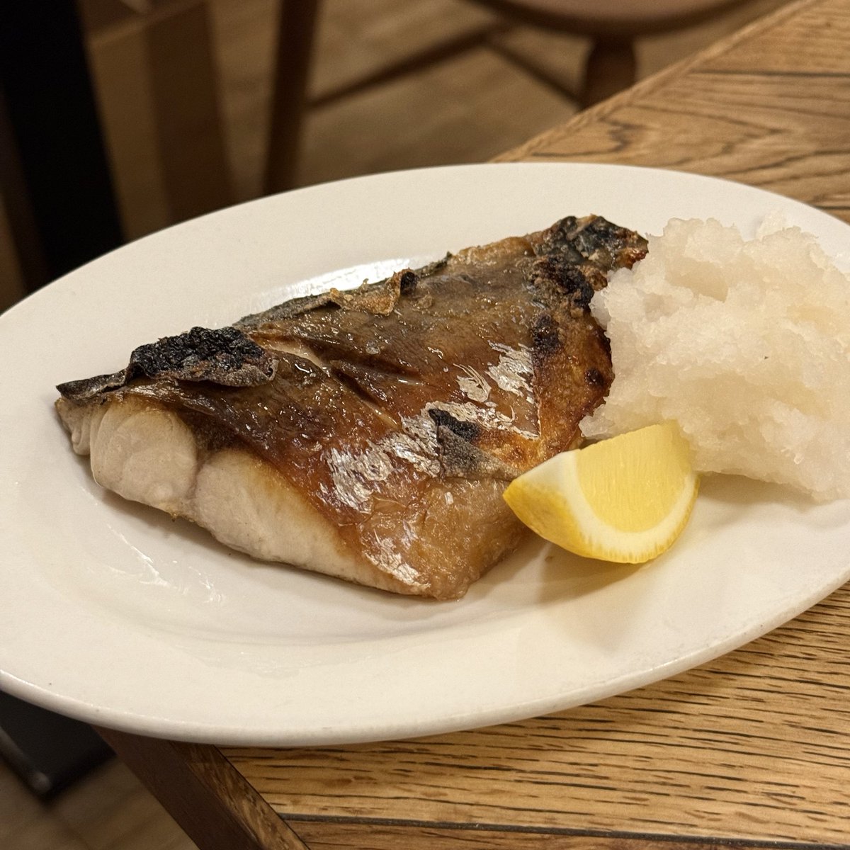 gang_m's tweet photo. 金曜日の夜は、営業時間外のコバカバでのおおはまさんとゆっこさんの鯖ヌーヴォーイベントへ。去年は塩焼きがすでに売り切れだったので今年こそはと思ったのに、Ｊ先生の仕事が終わらず到着したら満席。絶望的な気持ちで待ったけど、意外にも塩焼きまだあって、めっちゃおいしかった。 https://t.co/sbPgoSApdB