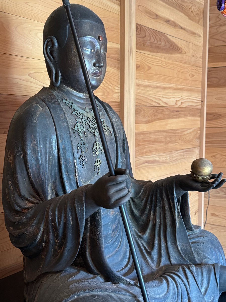 piro_huku2's tweet photo. 静岡県富士市 瑞林寺
康慶作 地蔵菩薩坐像
8月15日のみの御開帳。お会いしてみると実に写実的で人間味に溢れています。後頭部のしわの表現などは特にそういった印象を強く受けました。作者は運慶の父である康慶と言われており、慶派の表現技法を間近で見ることのできる貴重な機会でした https://t.co/g54xtwAxgl