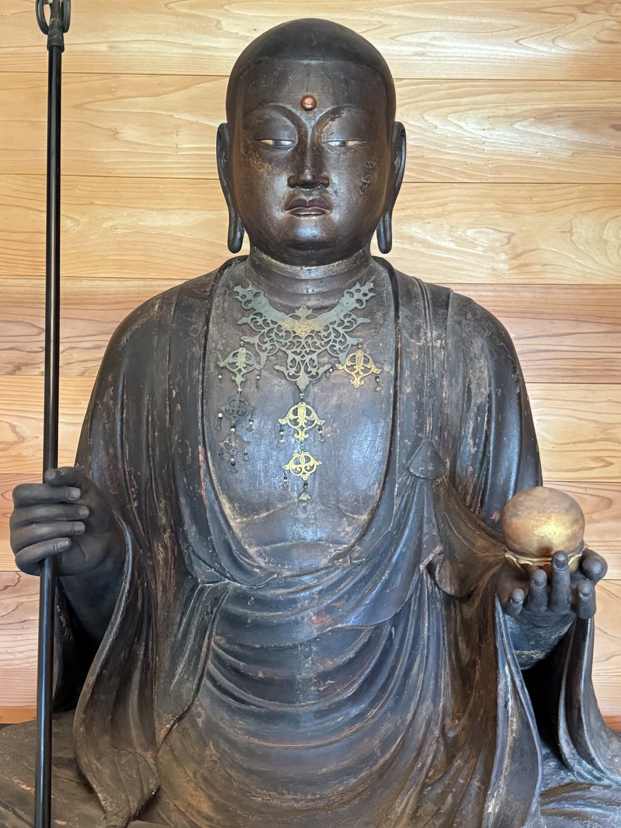 piro_huku2's tweet photo. 静岡県富士市 瑞林寺
康慶作 地蔵菩薩坐像
8月15日のみの御開帳。お会いしてみると実に写実的で人間味に溢れています。後頭部のしわの表現などは特にそういった印象を強く受けました。作者は運慶の父である康慶と言われており、慶派の表現技法を間近で見ることのできる貴重な機会でした https://t.co/g54xtwAxgl