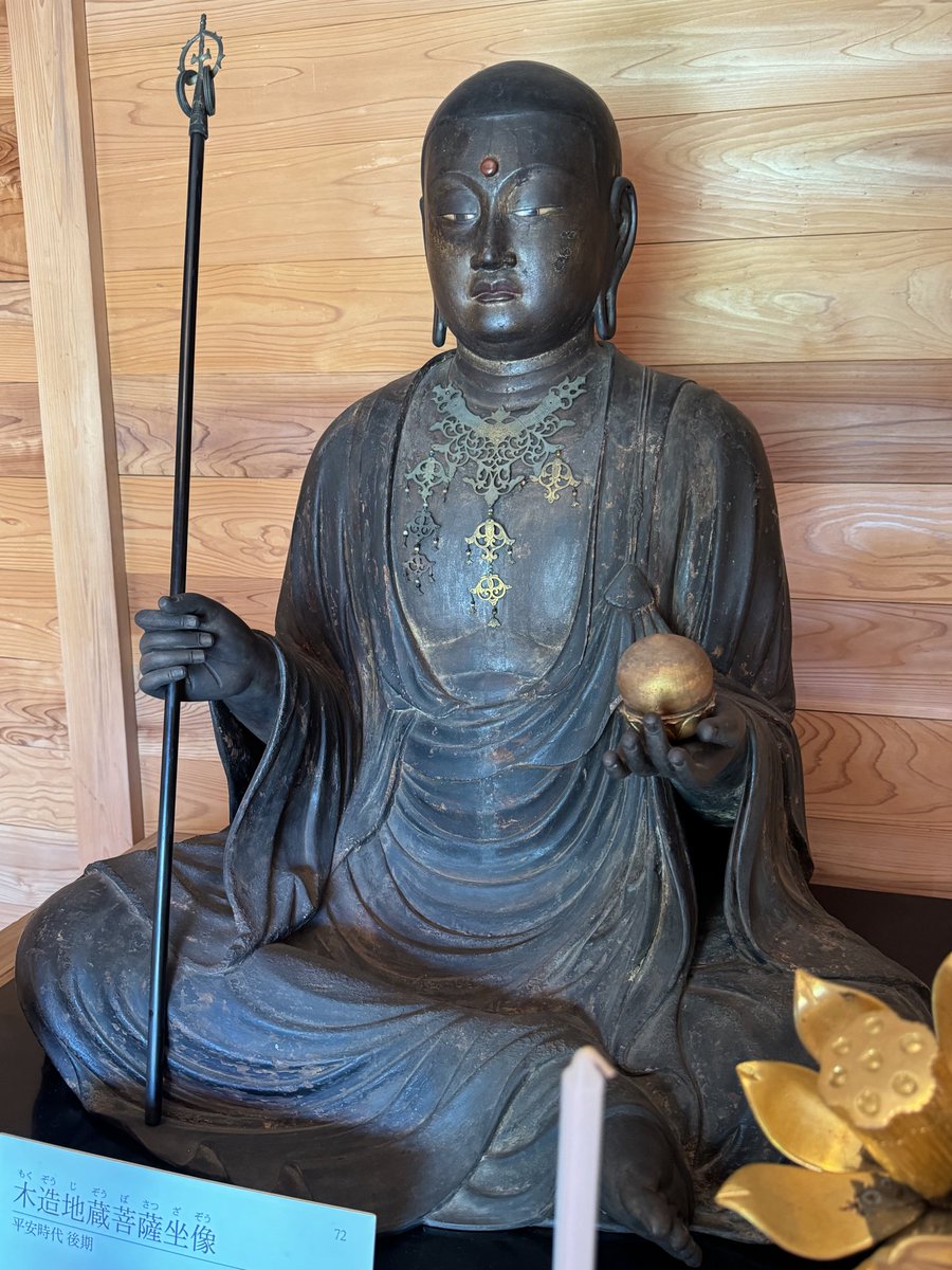 piro_huku2's tweet photo. 静岡県富士市 瑞林寺
康慶作 地蔵菩薩坐像
8月15日のみの御開帳。お会いしてみると実に写実的で人間味に溢れています。後頭部のしわの表現などは特にそういった印象を強く受けました。作者は運慶の父である康慶と言われており、慶派の表現技法を間近で見ることのできる貴重な機会でした https://t.co/g54xtwAxgl