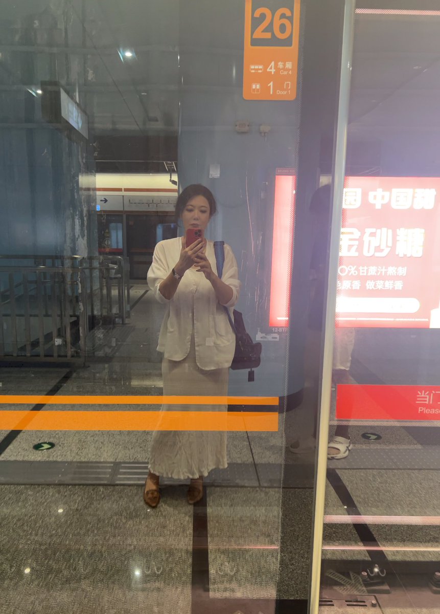 AllysonVieweg's tweet photo. 感觉早班地铁里那些年轻小帅哥 基本都是陈博那种没睡醒的乖样 https://t.co/WjPQz1Wd3U