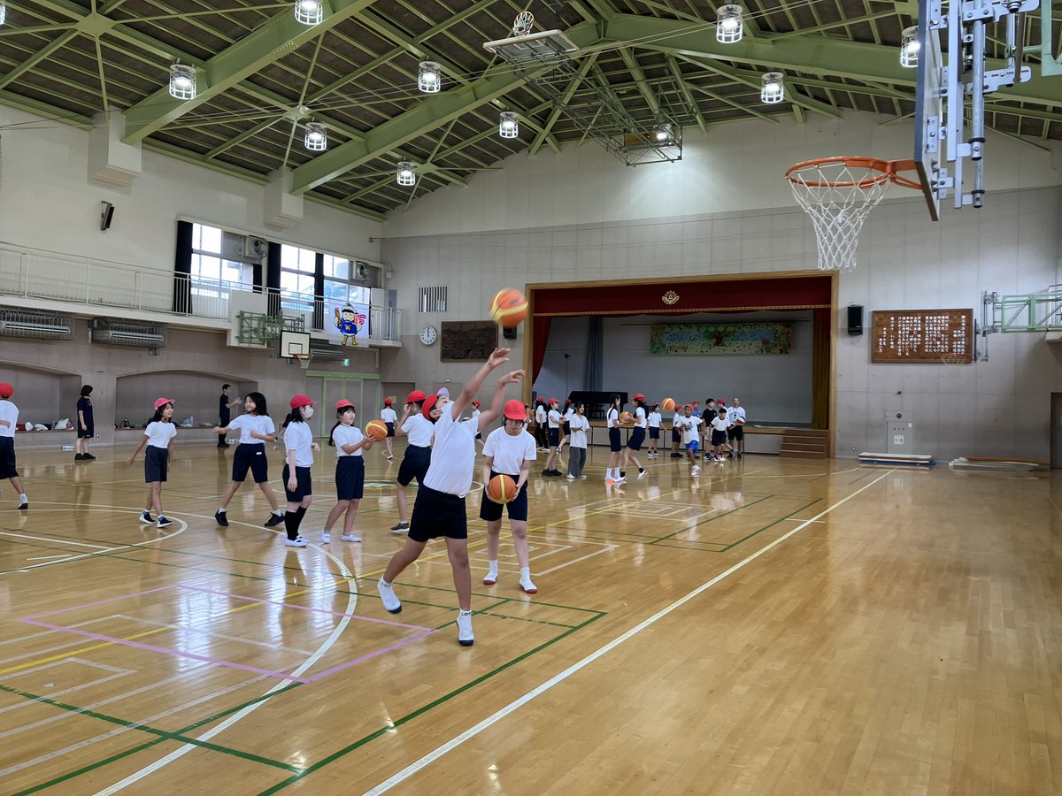 YoHo_action's tweet photo. 【活動レポート📝】

9/18(金) 中区・立野小学校にて、6年生94名を対象にバスケットボールの出張授業を行いました🙌🏻

ドリブル練習ではレッグスルーのような難しいものにもチャレンジ⛹️

最後はクラスメイトと一緒にミニゲームで大盛り上がり😁

笑顔溢れる時間になりました😊

#ビーコル https://t.co/fzhaBfs3cc