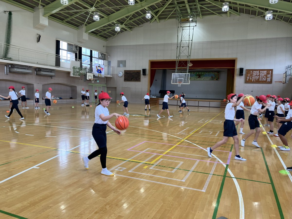 YoHo_action's tweet photo. 【活動レポート📝】

9/18(金) 中区・立野小学校にて、6年生94名を対象にバスケットボールの出張授業を行いました🙌🏻

ドリブル練習ではレッグスルーのような難しいものにもチャレンジ⛹️

最後はクラスメイトと一緒にミニゲームで大盛り上がり😁

笑顔溢れる時間になりました😊

#ビーコル https://t.co/fzhaBfs3cc