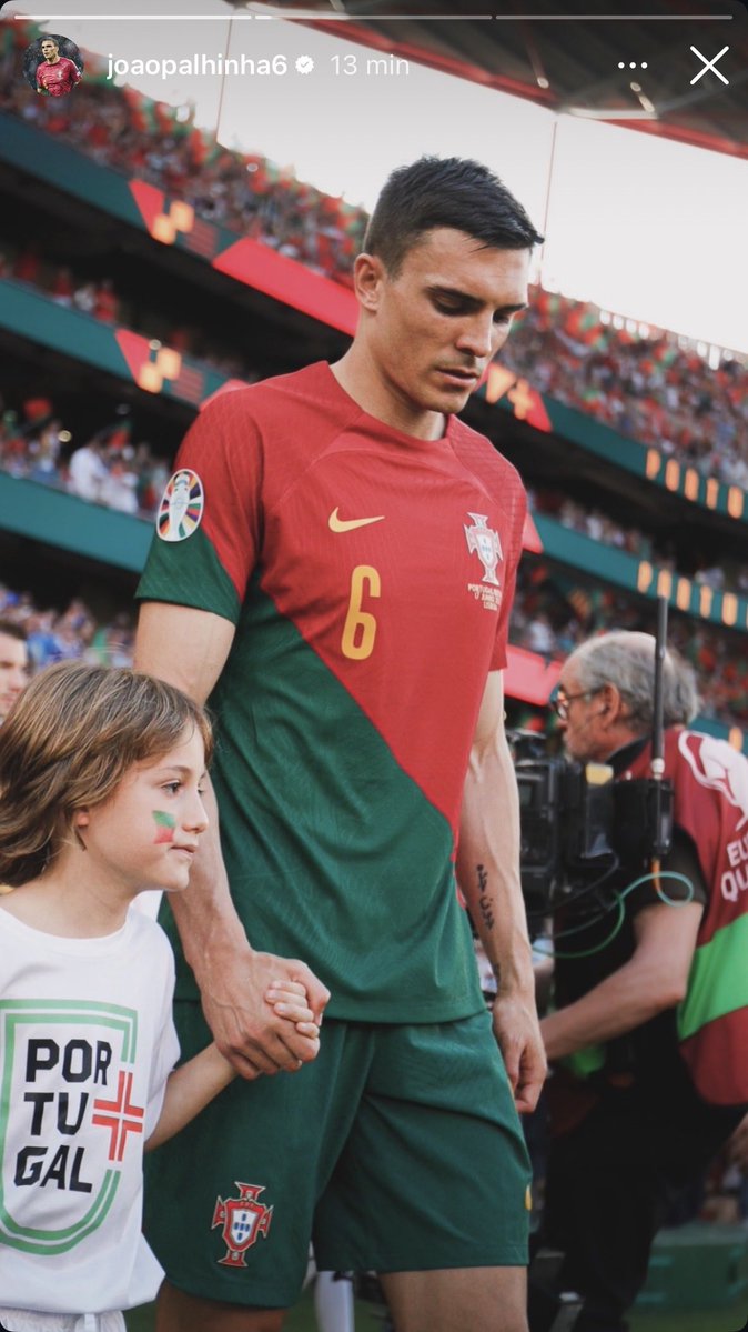 Maflekis1's tweet photo. O detalhe da fotografia ser no Estádio da Luz… https://t.co/v3ABVDMWem