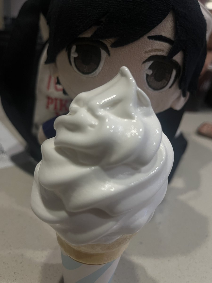 beeeeeebin's tweet photo. この前の夜、Eibearと一緒にマックにモカとアイス食べに行った🍦☕️ 

推し活写真の裏側、毎回リア友が私の撮影待ちしてる　😭 https://t.co/3CinjvUv1t