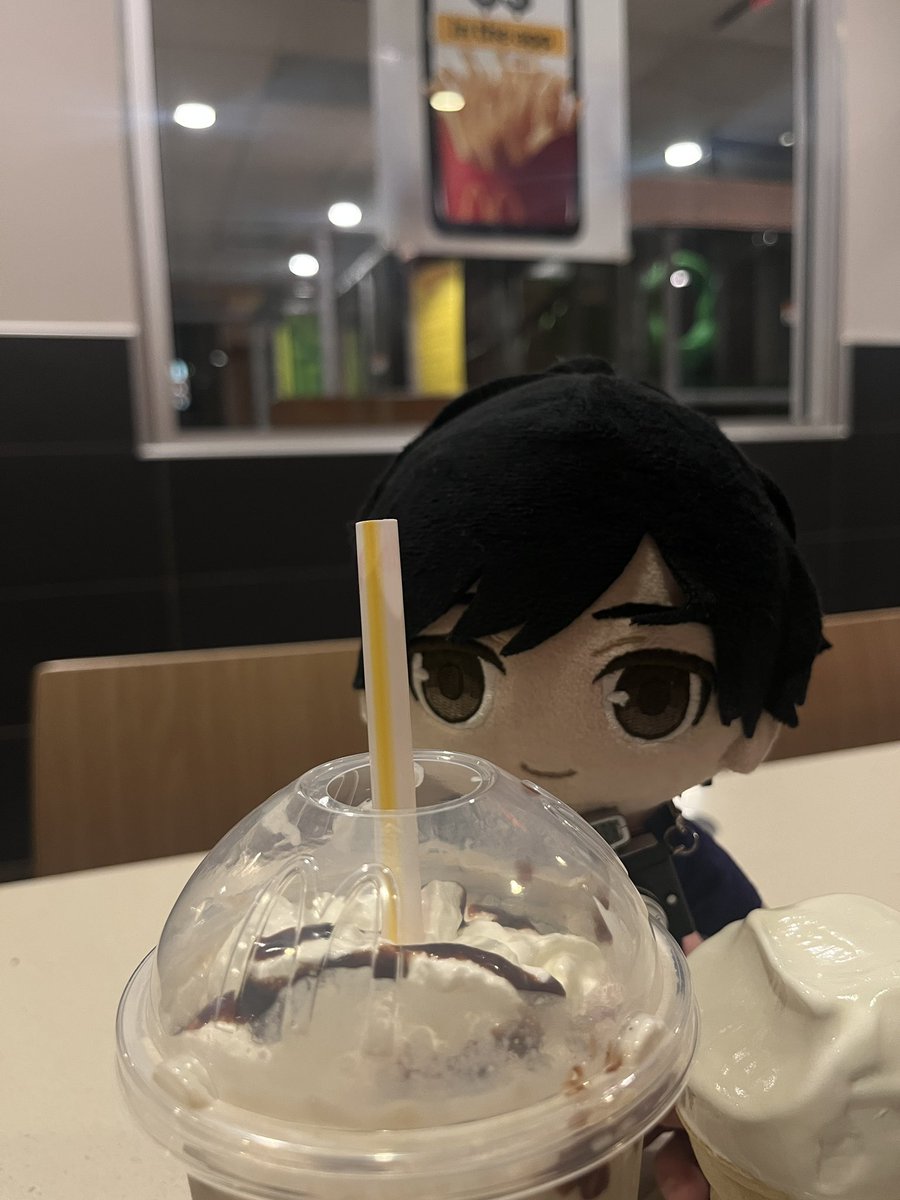 beeeeeebin's tweet photo. この前の夜、Eibearと一緒にマックにモカとアイス食べに行った🍦☕️ 

推し活写真の裏側、毎回リア友が私の撮影待ちしてる　😭 https://t.co/3CinjvUv1t