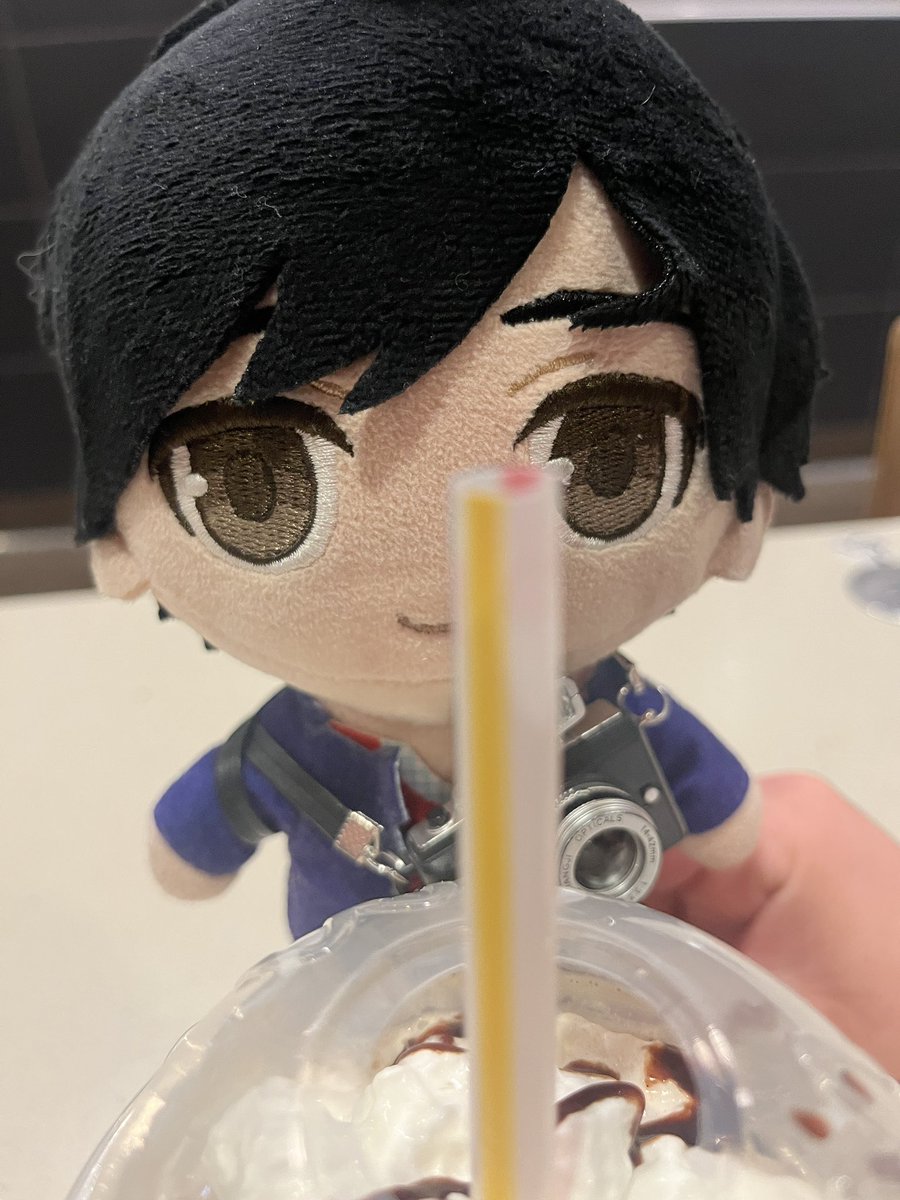 beeeeeebin's tweet photo. この前の夜、Eibearと一緒にマックにモカとアイス食べに行った🍦☕️ 

推し活写真の裏側、毎回リア友が私の撮影待ちしてる　😭 https://t.co/3CinjvUv1t