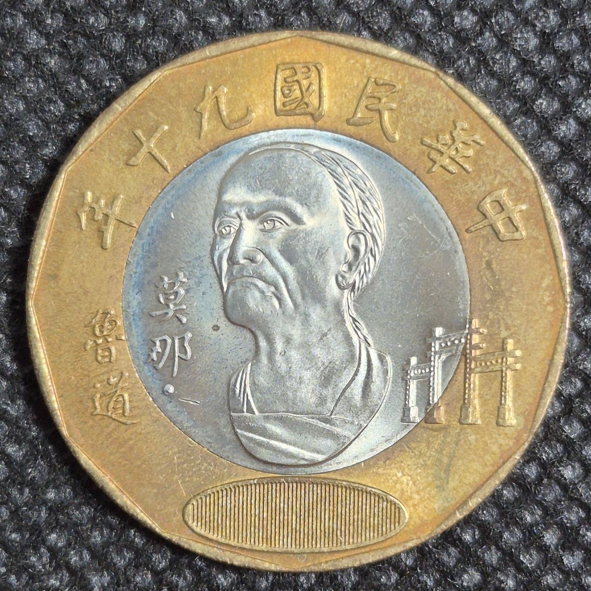Onshi55's tweet photo. 20ドル硬貨の裏面には日本統治時代に抗日反乱事件である霧社事件を起こしたセデック族の首長のモーナ・ルダオが描かれています。
当時の日本の台湾原住民への扱いは酷いものだったらしく、抵抗の象徴的な人物が硬貨の肖像に使用されるのも頷けます。
#おんしのコイン紹介 https://t.co/pIaq9LLfkS