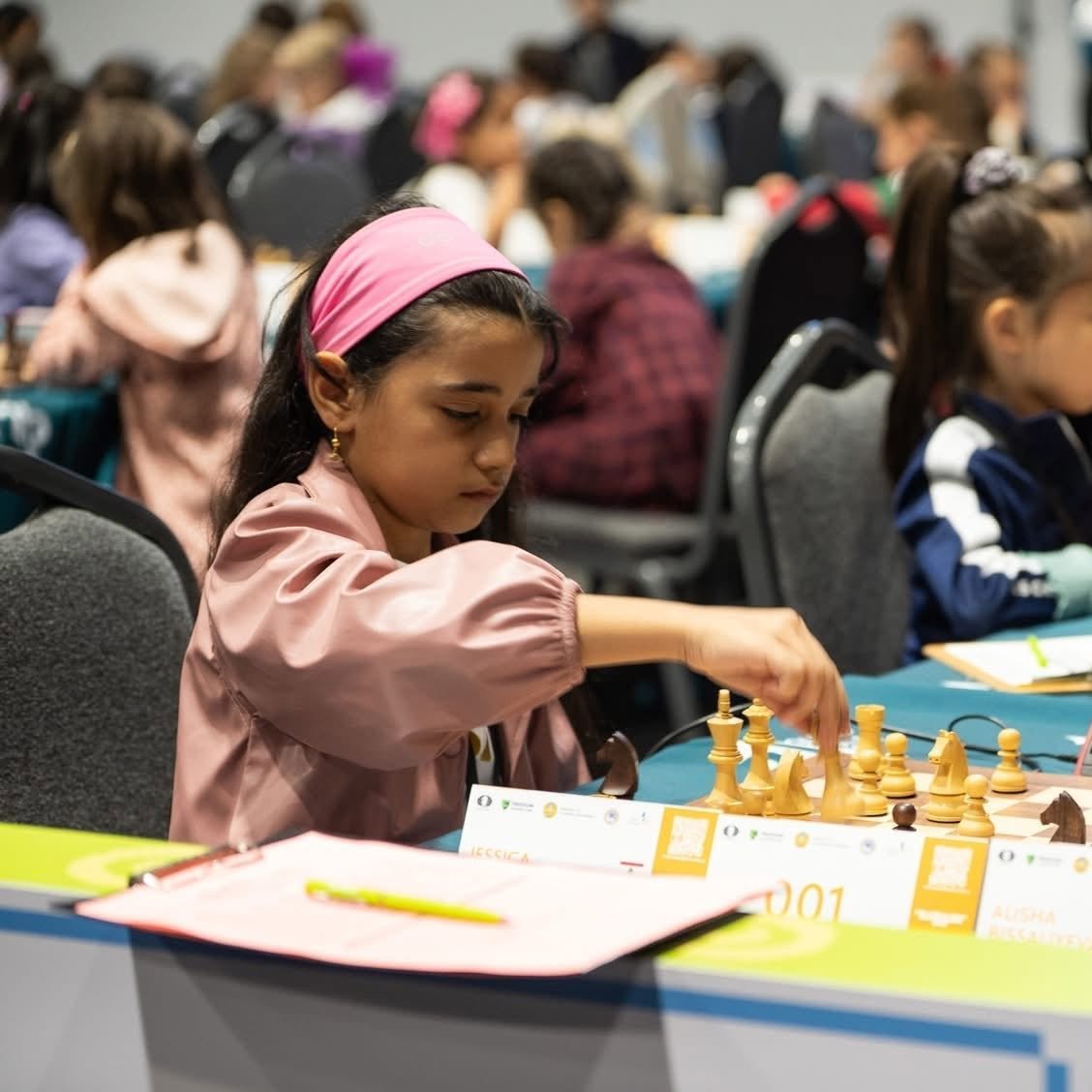 chesscom_tr's tweet photo. 9 yaşındaki Lübnanlı Jessica Kobeissey'in bugün Satranç Olimpiyatı'ndaki rakibi, 80 yaşındaki Monakolu Julia Lebel-Arias.

Satranç çok özel bir oyun. 💚 https://t.co/tMrG8WSmtS