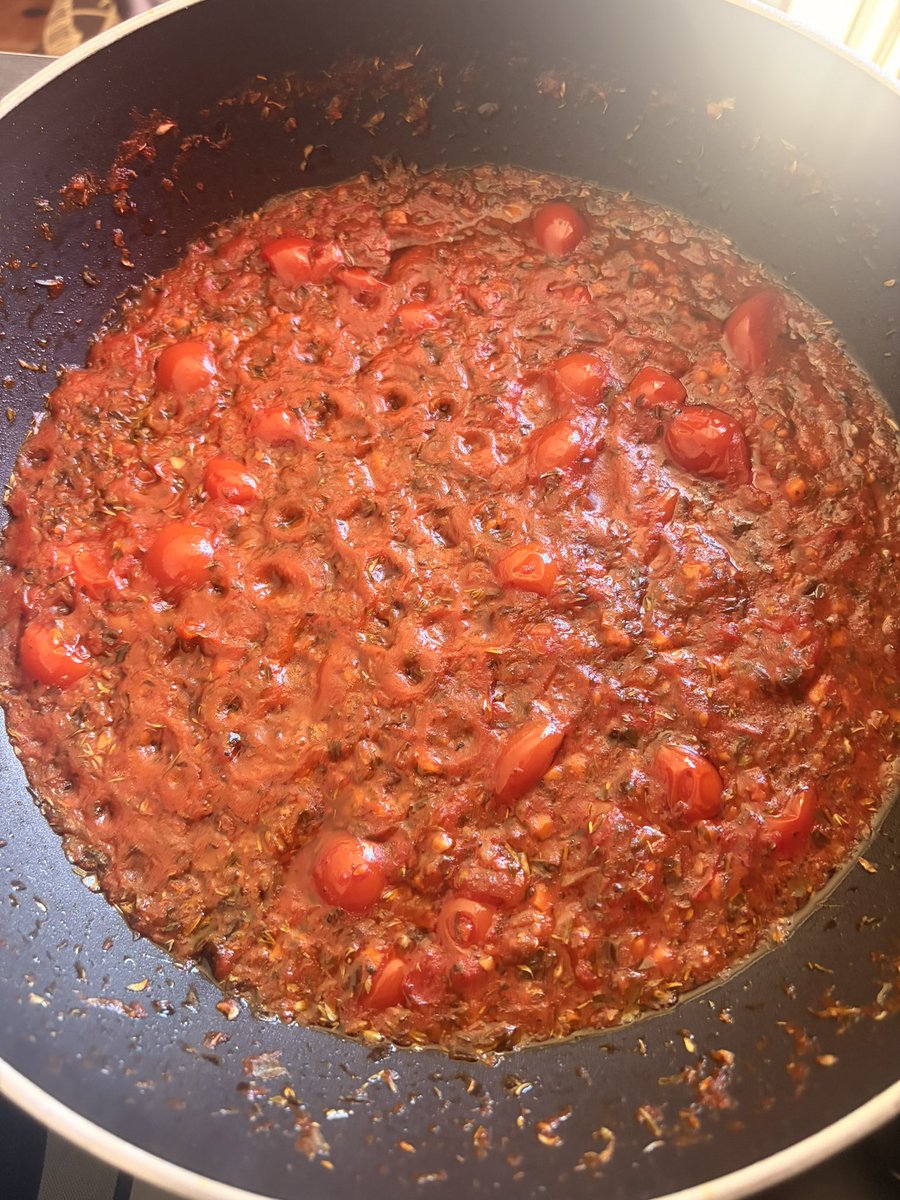 bonniesanslecl1's tweet photo. L’avantage du télétravail ? Entre deux dossiers, je me prépare mes pâtes à la napolitaine 🇮🇹🍝 Petites tomates du Vésuve, scamorza fumée, ail, origan… toutes les saveurs méditerranéennes et l’illusion de déjeuner à Napoli.Une vraie tuerie 🤌🔥 #Napoli #Pasta #Scamorza #Datterini https://t.co/pWCXGhkhGX