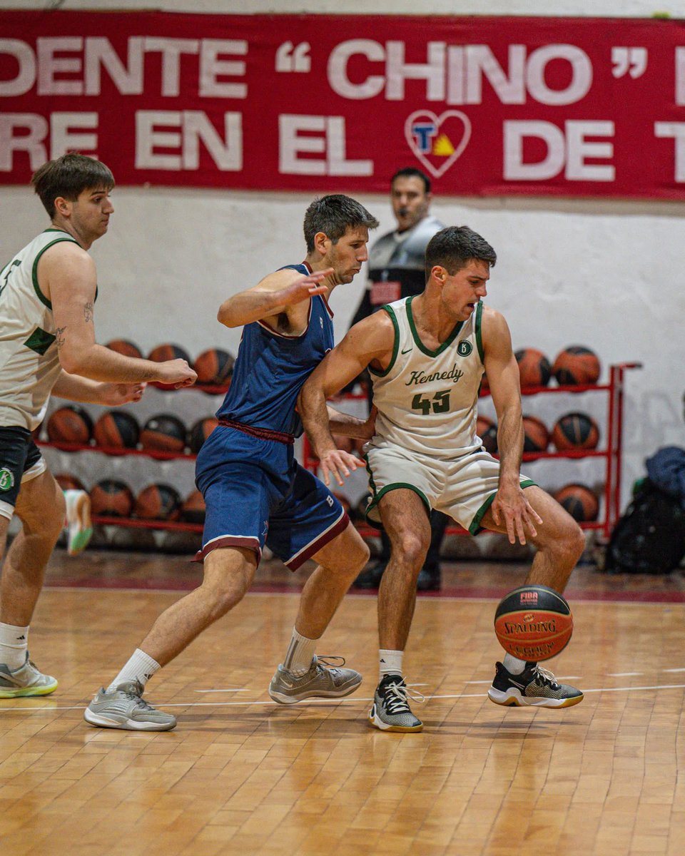 LUD_Oficial's tweet photo. ¡𝙑𝙞𝙚𝙟𝙤𝙨 𝙘𝙤𝙣𝙤𝙘𝙞𝙙𝙤𝙨! 🏀👌🏼

La #CopaDeCampeones de #basquetbol ya tiene definidos a su finalistas y nuevamente se enfrentarán @KUBasquetbol y @biguabasquet. 

El partido será este lunes 21 de setiembre a las 21:15 horas en cancha de Atenas 🏆

#SomosLaLiga https://t.co/TpzqKrX065
