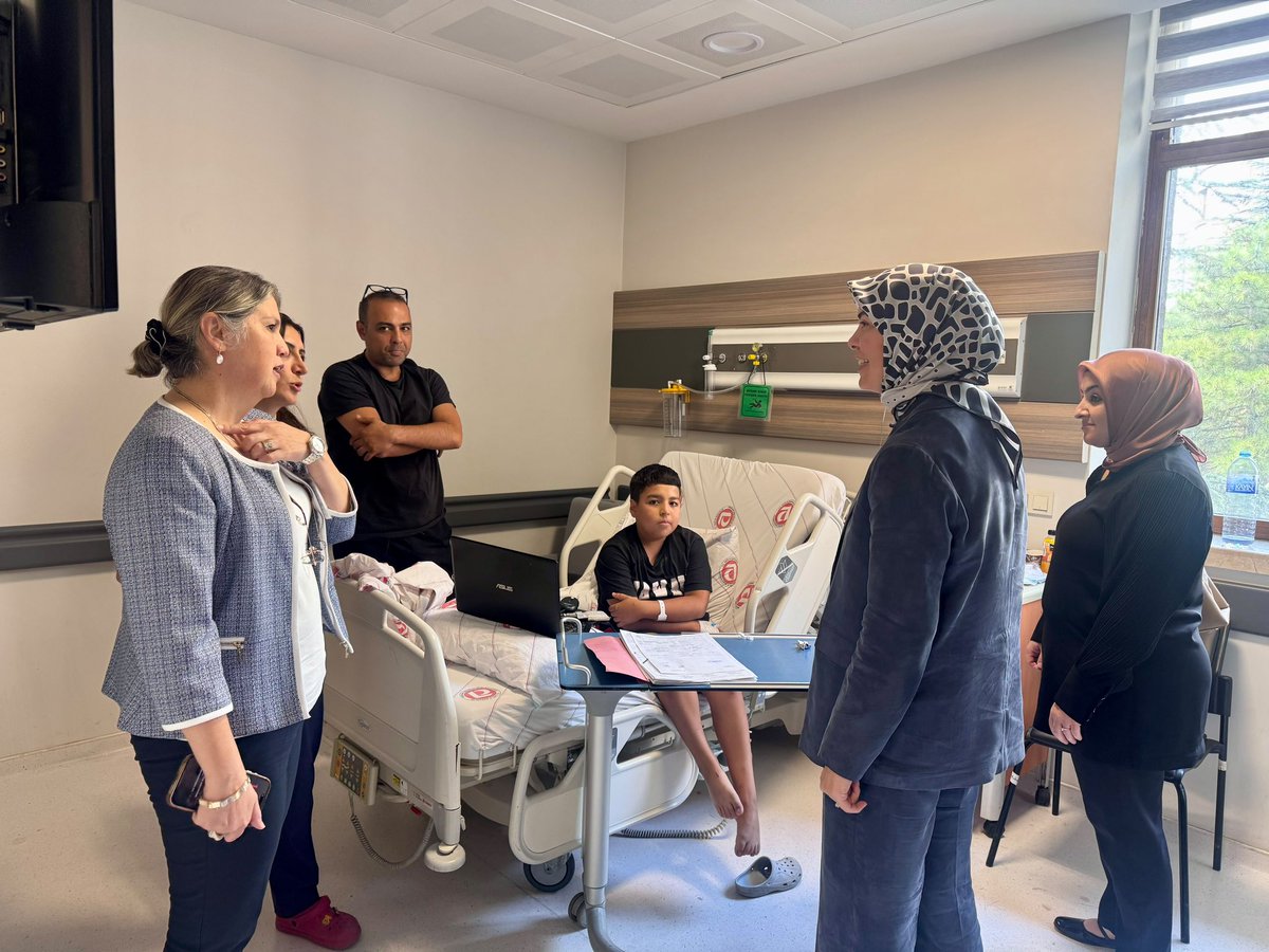 akkadinankara's tweet photo. İl Kadın Kolları Başkanımız Sn. @akgul_aysel ve İl Başkan Yardımcılarımız ile birlikte Ankara Eğitim ve Araştırma Hastanesi’nde tedavi gören hastalarımızı ziyaret etti. https://t.co/kVLBVa5qFg