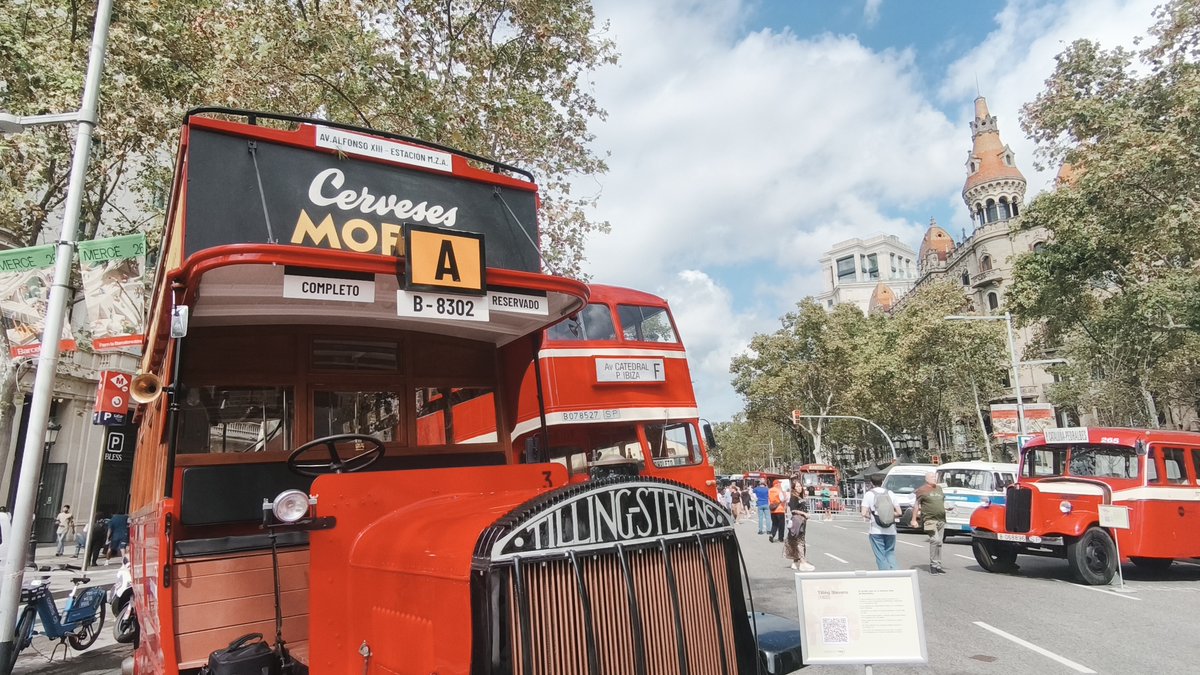 TMB_Barcelona's tweet photo. 🚍✨ El Passeig de Gràcia es converteix per primer cop en el gran aparador de la història de l'autobús a #Barcelona! 
Durant aquest cap de setmana, podràs gaudir de l'Exhibició d'Autobusos Clàssics en el marc de la Setmana Europea de la Mobilitat 2026. #SEM2026👇 https://t.co/54s9NdqR1A