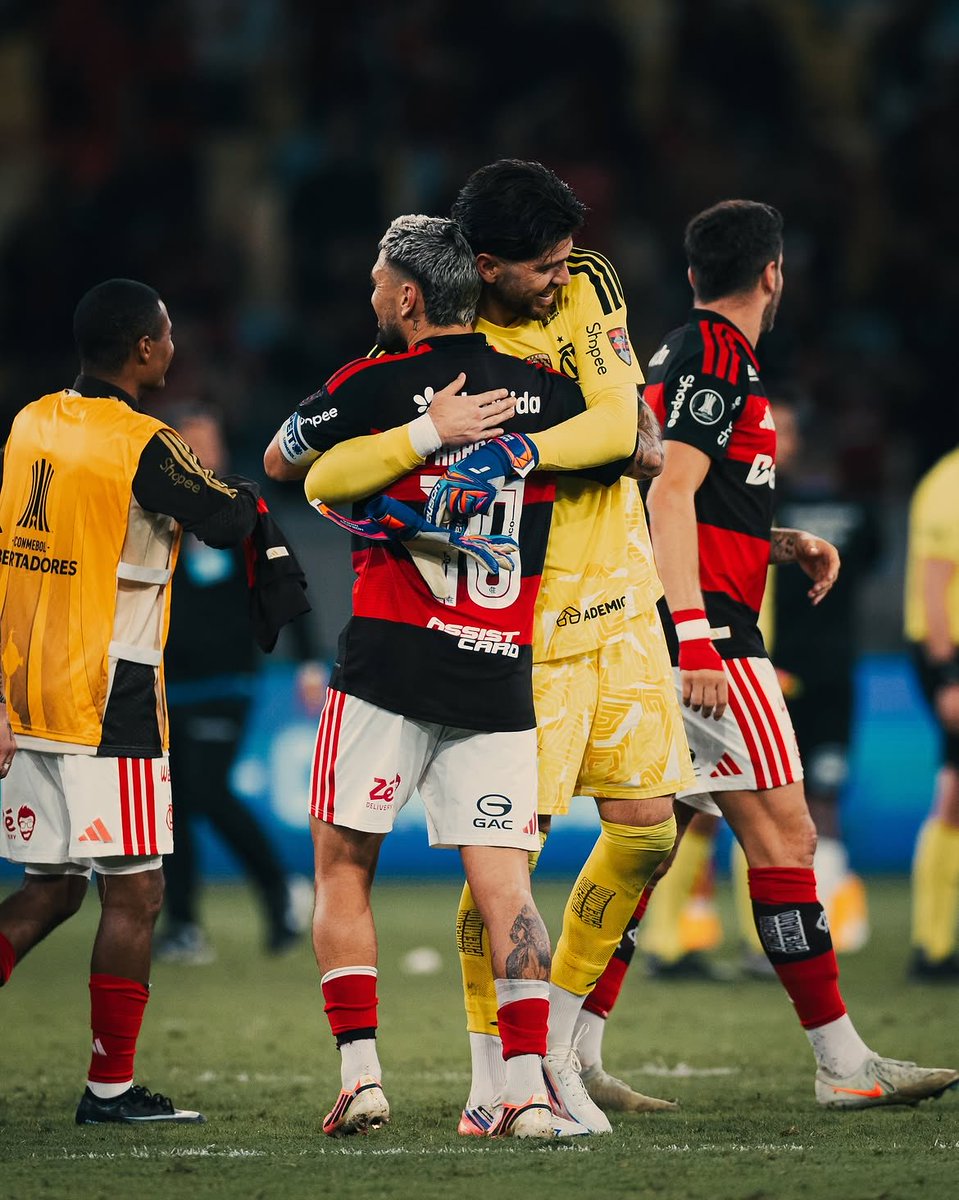 1rossiagustin's tweet photo. Classificados! Partiu semifinal. Juntos ate o final em busca da Glória Eterna! ¡Clasificados! Vamos a semifinales. Juntos hasta el final en busca de la Gloria Eterna. ❤️🖤 #VamosFlamengo https://t.co/ZFyhYxDSOH