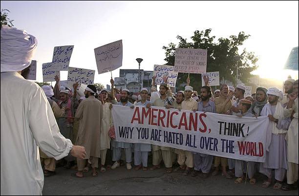 25YearsAgoLive's tweet photo. Pakistanis in Islamabad demonstrate in favor of the Taliban and against America. https://t.co/Mvmve5x7DA