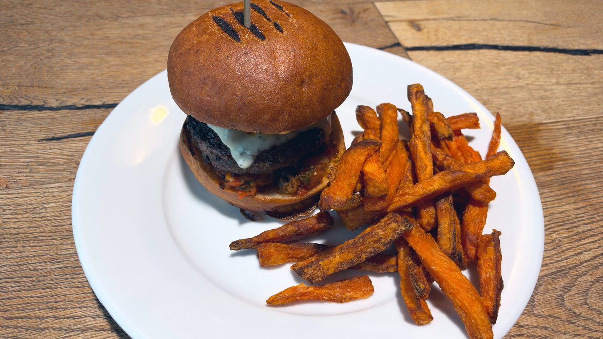 RedSpoder's tweet photo. It’s borgir day at the office 🤤🍔 https://t.co/7ygrdnPehj