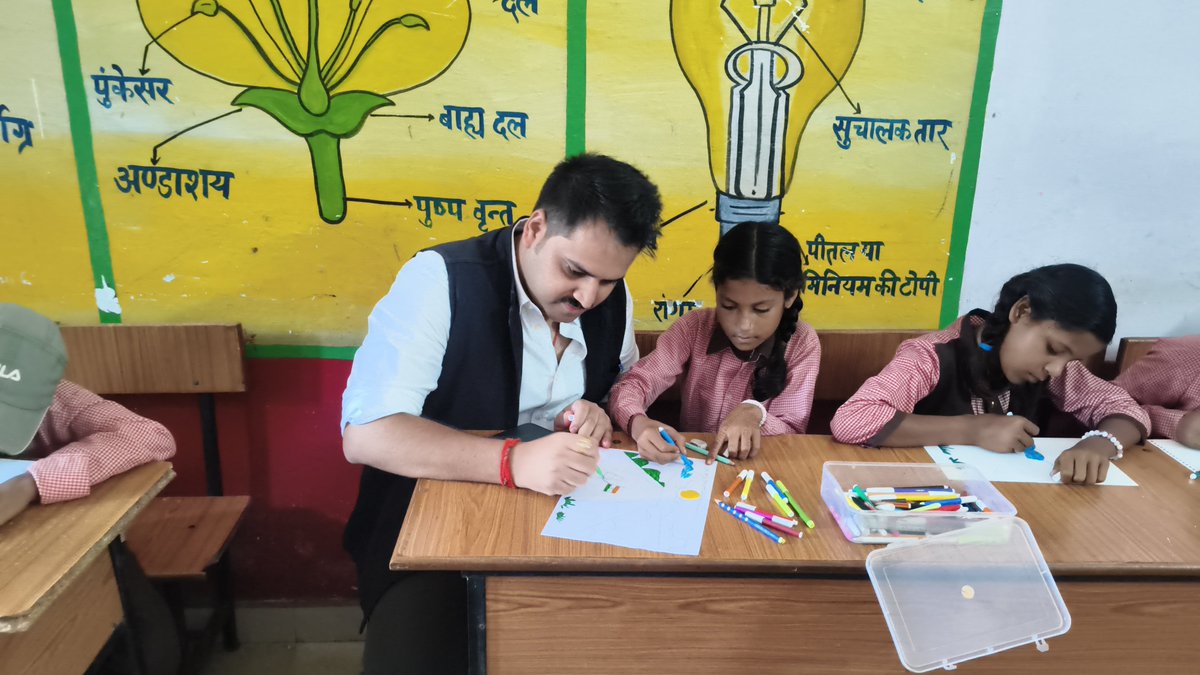 DmSonbhadra's tweet photo. 🎨🇮🇳 नन्हे हाथों के रंगों में दिखा ‘मेरे सपनों का भारत’ ✨

🖌️ सेवा संकल्प अभियान के अंतर्गत उच्च प्राथमिक विद्यालय रॉबर्ट्सगंज में बच्चों के बीच बैठकर रंग और ब्रश थामा। उनके साथ चित्रों में रंग भरते हुए उनकी कल्पनाओं के विकसित, समृद्ध और सशक्त भारत को करीब से देखने का सुखद अवसर मिला।

🌈 बच्चों की मुस्कान, कल्पनाशीलता और रचनात्मकता वास्तव में प्रेरणादायी रही। उन्हें अपने सपनों को रंग देने और आत्मविश्वास के साथ आगे बढ़ने के लिए प्रोत्साहित किया।

🇮🇳 आज रंग कागज पर थे, लेक��न सपने भारत के भविष्य के थे।
@gaur_charchit @ChiefSecyUP
@CMOfficeUP
@narendramodi
@PMOIndia @myogiadityanath
@myogioffice
@InfoDeptUP
@UPGovt
#सेवा_संकल्प_अभियान #मेरे_सपनों_का_भारत