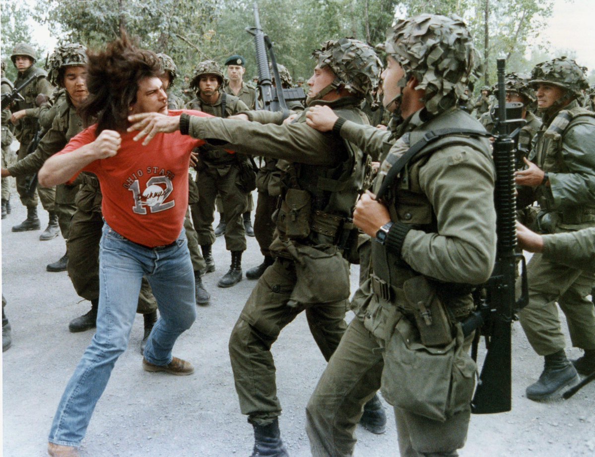 DaniMayakovski's tweet photo. Un joven indígena del pueblo Mohawk propina un puñetazo a un soldado canadiense armado con un fusil, que salió a reprimir las protestas contra el gobierno que trató de expropiar tierras nativas para construir un campo de golf privado.

Kahnawake, Canadá, 18 de septiembre de 1990. https://t.co/leur30YSLR